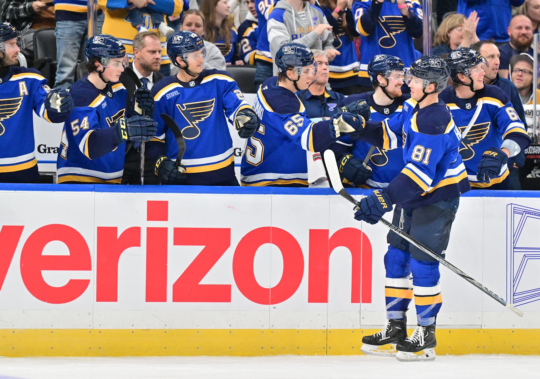 ST. LOUIS, MO - SEPTEMBER 28: St. Louis Blues center Dylan Holloway (81) is congratulated by teammates after scoring in the third period during a preseason NHL game between the Chicago Blackhawks and the St. Louis Blues, on September 28, 2024, at Enterprise Center, St. Louis, MO. (Photo by Keith Gillett/IconSportswire)