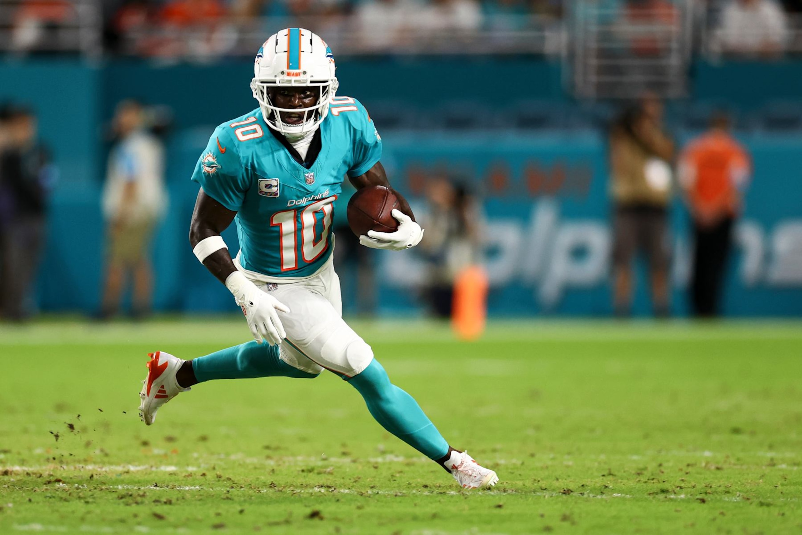 MIAMI GARDENS, FL - SEPTEMBER 30: Tyreek Hill #10 of the Miami Dolphins carries the ball during the second quarter against the Tennessee Titans at Hard Rock Stadium on September 30, 2024 in Miami Gardens, Florida. (Photo by Kevin Sabitus/Getty Images) MIAMI GARDENS, FL - SEPTEMBER 30: Tyreek Hill #10 of the Miami Dolphins carries the ball during the second quarter against the Tennessee Titans at Hard Rock Stadium on September 30, 2024 in Miami Gardens, Florida. (Photo by Kevin Sabitus/Getty Images)