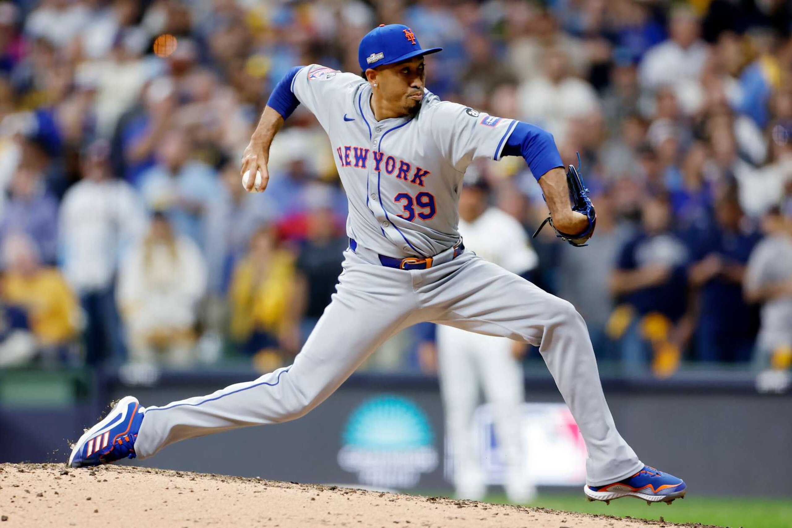 MILWAUKEE, WISCONSIN - OCTOBER 03: Edwin Díaz #39 of the New York Mets pitches in the eighth inning against the Milwaukee Brewers during Game Three of the Wild Card Series at American Family Field on October 03, 2024 in Milwaukee, Wisconsin. (Photo by John Fisher/Getty Images)