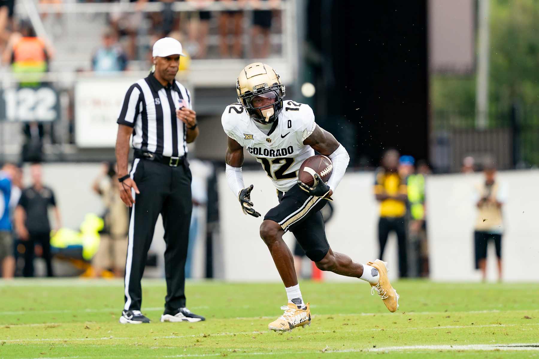 ORLANDO, FL - SEPTEMBER 28:  Colorado Buffaloes wide receiver Travis Hunter (12) rushes the ball during a college football game between the Colorado Buffaloes and the UCF Knights on September 28th, 2024 at FBC Mortgage Stadium in Orlando, FL. (Photo by Chris Leduc/Icon Sportswire via Getty Images)