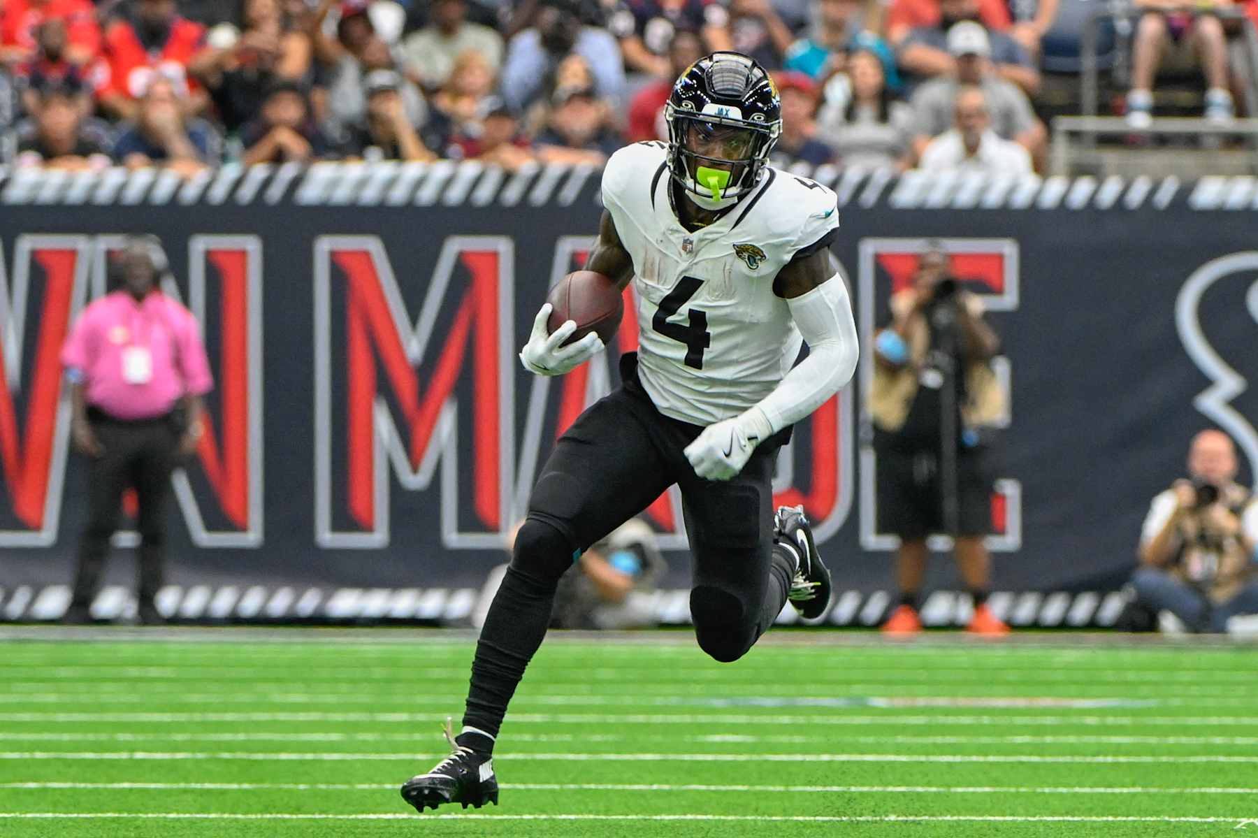HOUSTON, TX - SEPTEMBER 29: Jacksonville Jaguars running back Tank Bigsby (4) finds running room to the outside during the football game between the Jacksonville Jaguars and Houston Texans on September 29, 2024 at NRG Stadium in Houston, Texas. (Photo by Ken Murray/Icon Sportswire via Getty Images)