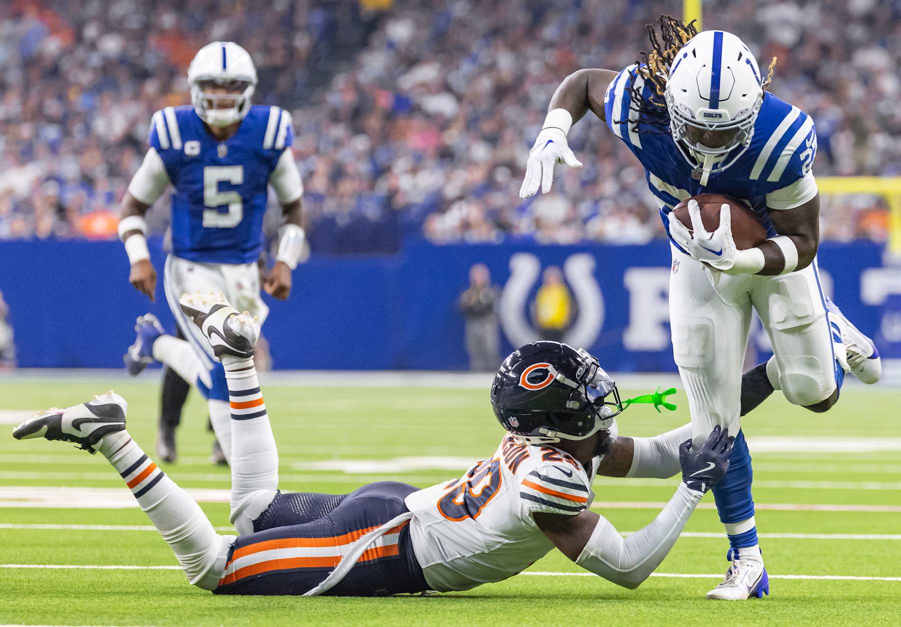 INDIANAPOLIS, INDIANA - SEPTEMBER 22: Tyrique Stevenson #29 of the Chicago Bears reaches to make the tackle on Trey Sermon #27 of the Indianapolis Colts at Lucas Oil Stadium on September 22, 2024 in Indianapolis, Indiana. (Photo by Michael Hickey/Getty Images)