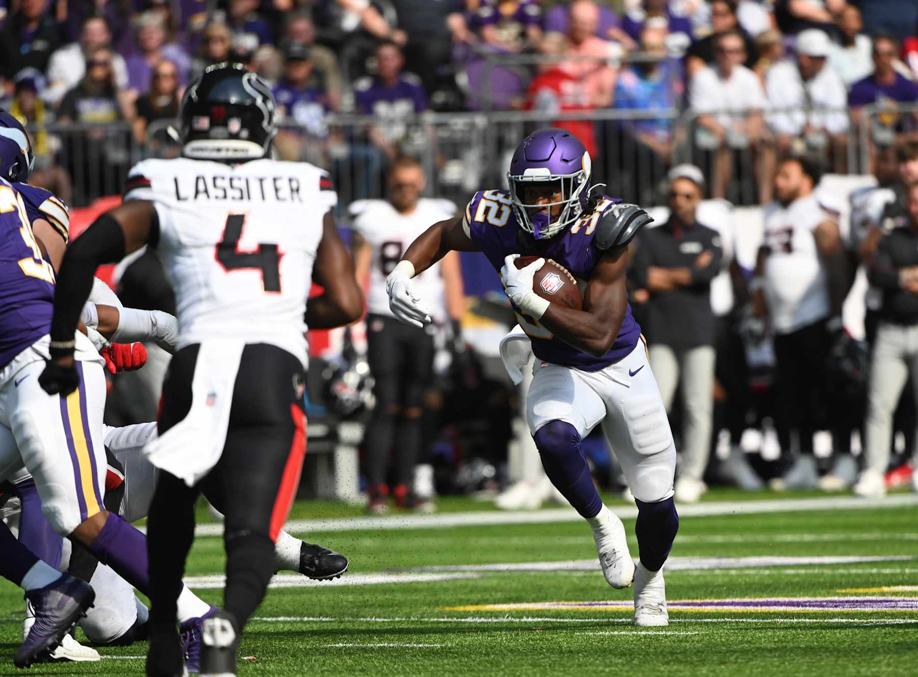 MINNEAPOLIS, MN - SEPTEMBER 22: Minnesota Vikings RB Ty Chandler (32) runs for yardage during the NFL game between the Houston Texans and the Minnesota Vikings on September 22, 2024, at U.S. Bank Stadium in Minneapolis, MN. (Photo by John Rivera/Icon Sportswire via Getty Images)
