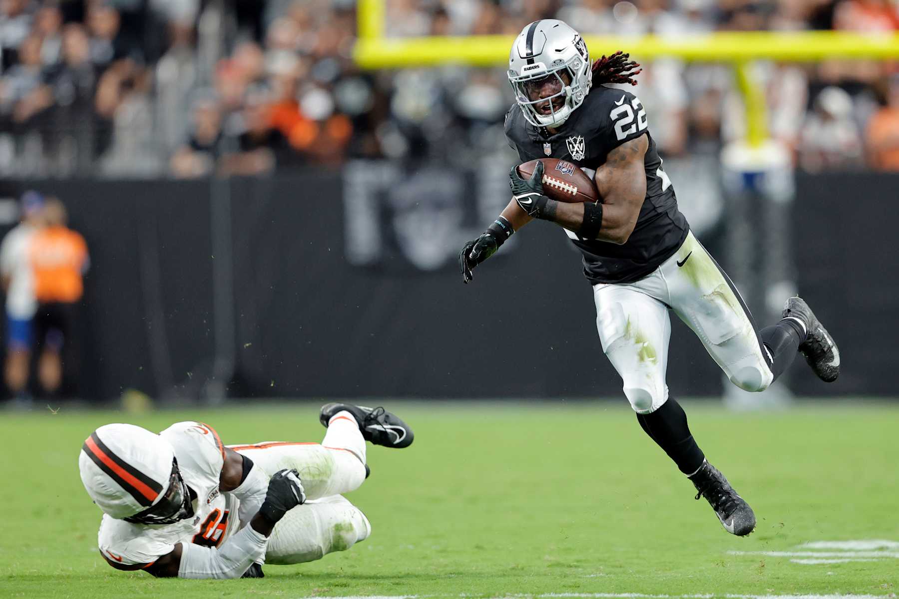 LAS VEGAS, NEVADA - SEPTEMBER 29: Alexander Mattison #22 of the Las Vegas Raiders runs with the ball past Jeremiah Owusu-Koramoah #6 of the Cleveland Browns in the second quarter at Allegiant Stadium on September 29, 2024 in Las Vegas, Nevada. (Photo by Steve Marcus/Getty Images)