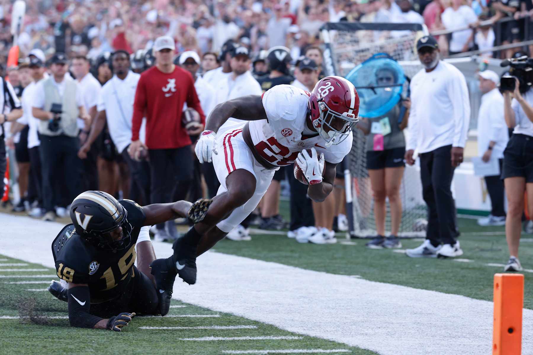 NASHVILLE, TN - OCTOBER 05: Alabama Crimson Tide running back Jam Miller (26) is knocked out of bounds by Vanderbilt Commodores safety De'Rickey Wright (19) during a game between the Vanderbilt Commodores and Alabama Crimson Tide, October 5, 2024 at FirstBank Stadium in Nashville, Tennessee. (Photo by Matthew Maxey/Icon Sportswire via Getty Images) NASHVILLE, TN - OCTOBER 05: Alabama Crimson Tide running back Jam Miller (26) is knocked out of bounds by Vanderbilt Commodores safety De'Rickey Wright (19) during a game between the Vanderbilt Commodores and Alabama Crimson Tide, October 5, 2024 at FirstBank Stadium in Nashville, Tennessee. (Photo by Matthew Maxey/Icon Sportswire via Getty Images)