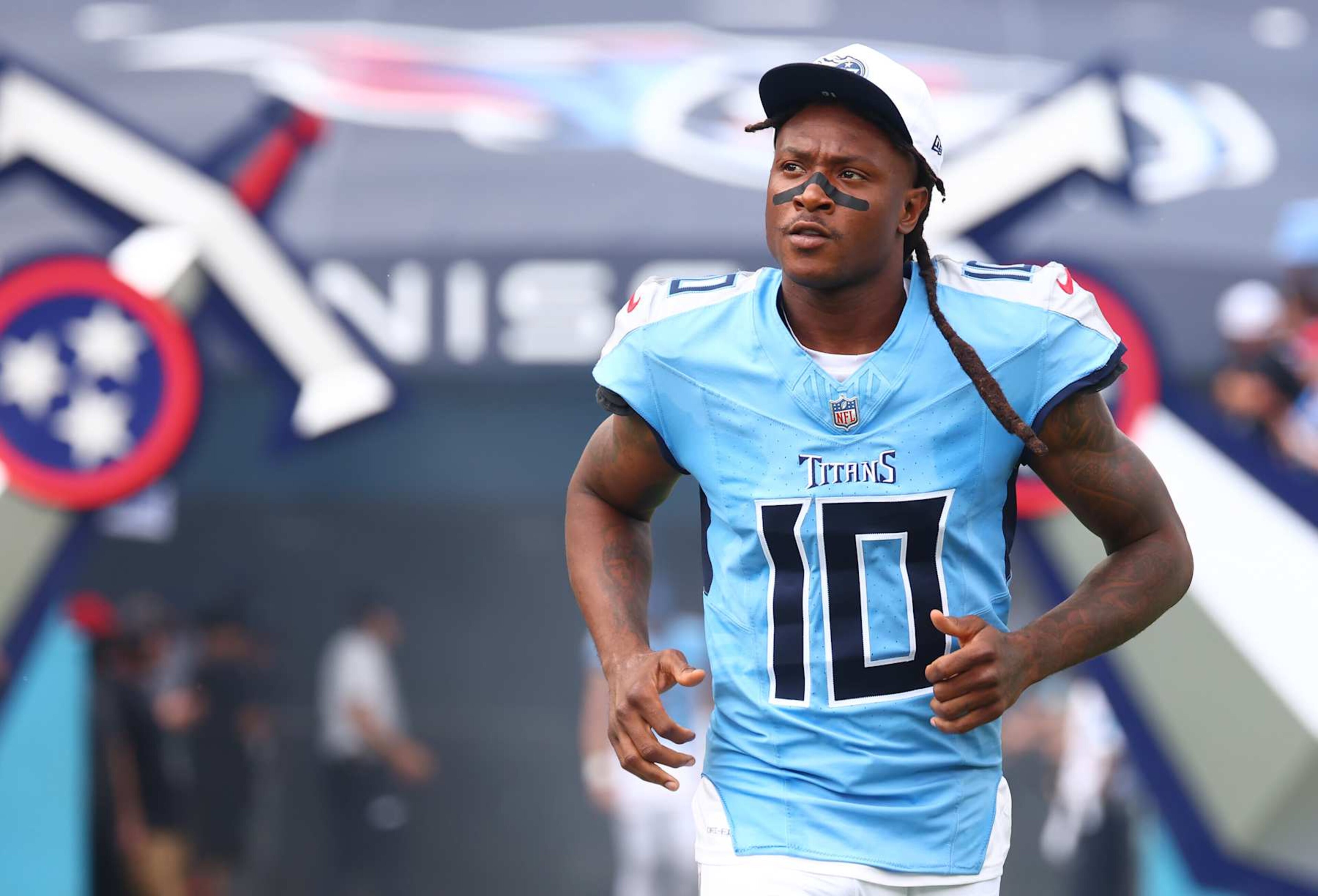 NASHVILLE, TENNESSEE - SEPTEMBER 22: DeAndre Hopkins #10 of the Tennessee Titans takes the field against the Green Bay Packers at Nissan Stadium on September 22, 2024 in Nashville, Tennessee. (Photo by Johnnie Izquierdo/Getty Images) NASHVILLE, TENNESSEE - SEPTEMBER 22: DeAndre Hopkins #10 of the Tennessee Titans takes the field against the Green Bay Packers at Nissan Stadium on September 22, 2024 in Nashville, Tennessee. (Photo by Johnnie Izquierdo/Getty Images)