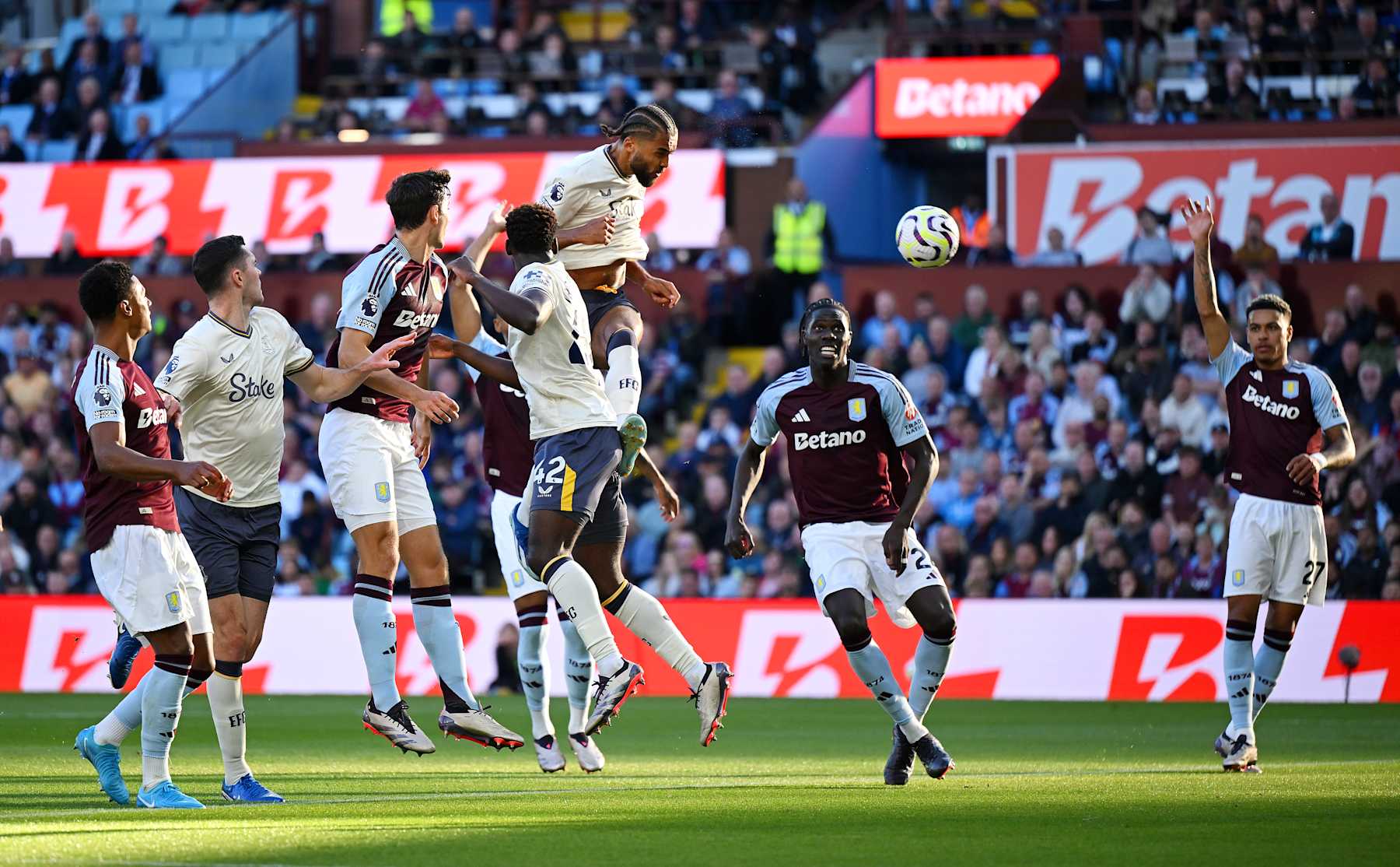 BIRMINGHAM, ENGLAND - SEPTEMBER 14: Dominic Calvert-Lewin of Everton scores his team's second goal during the Premier League match between Aston Villa FC and Everton FC at Villa Park on September 14, 2024 in Birmingham, England. (Photo by Shaun Botterill/Getty Images)