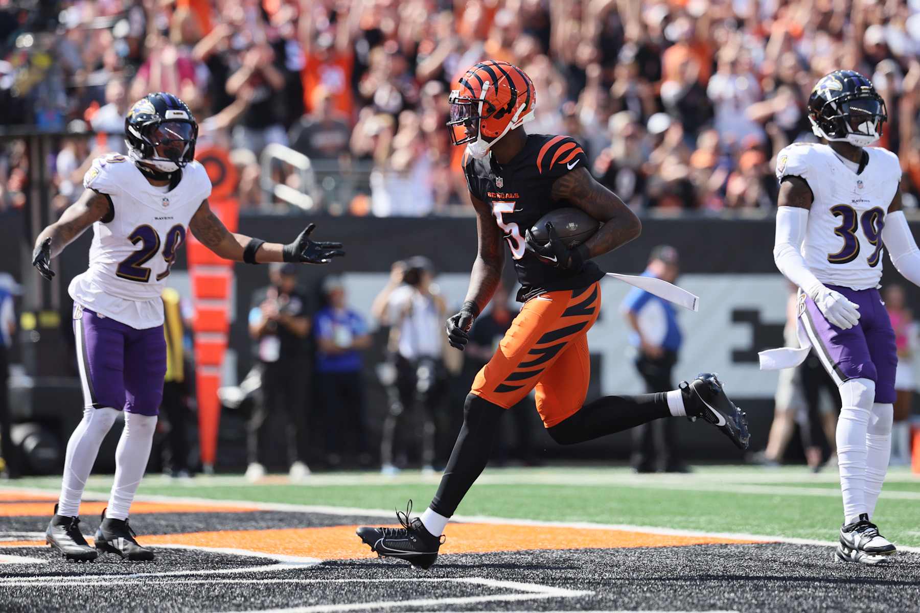 CINCINNATI, OHIO - OCTOBER 06: Tee Higgins #5 of the Cincinnati Bengals scores a touchdown against the Baltimore Ravens during the second quarter at Paycor Stadium on October 06, 2024 in Cincinnati, Ohio. (Photo by Andy Lyons/Getty Images)