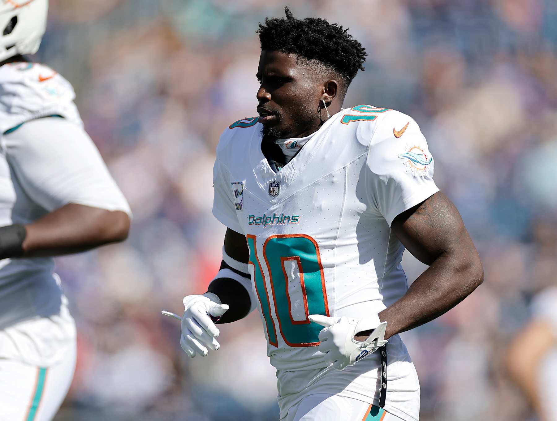 FOXBOROUGH, MASSACHUSETTS - OCTOBER 06: Tyreek Hill #10 of the Miami Dolphins warms up prior to a game against the New England Patriots at Gillette Stadium on October 06, 2024 in Foxborough, Massachusetts. (Photo by Adam Hunger/Getty Images)