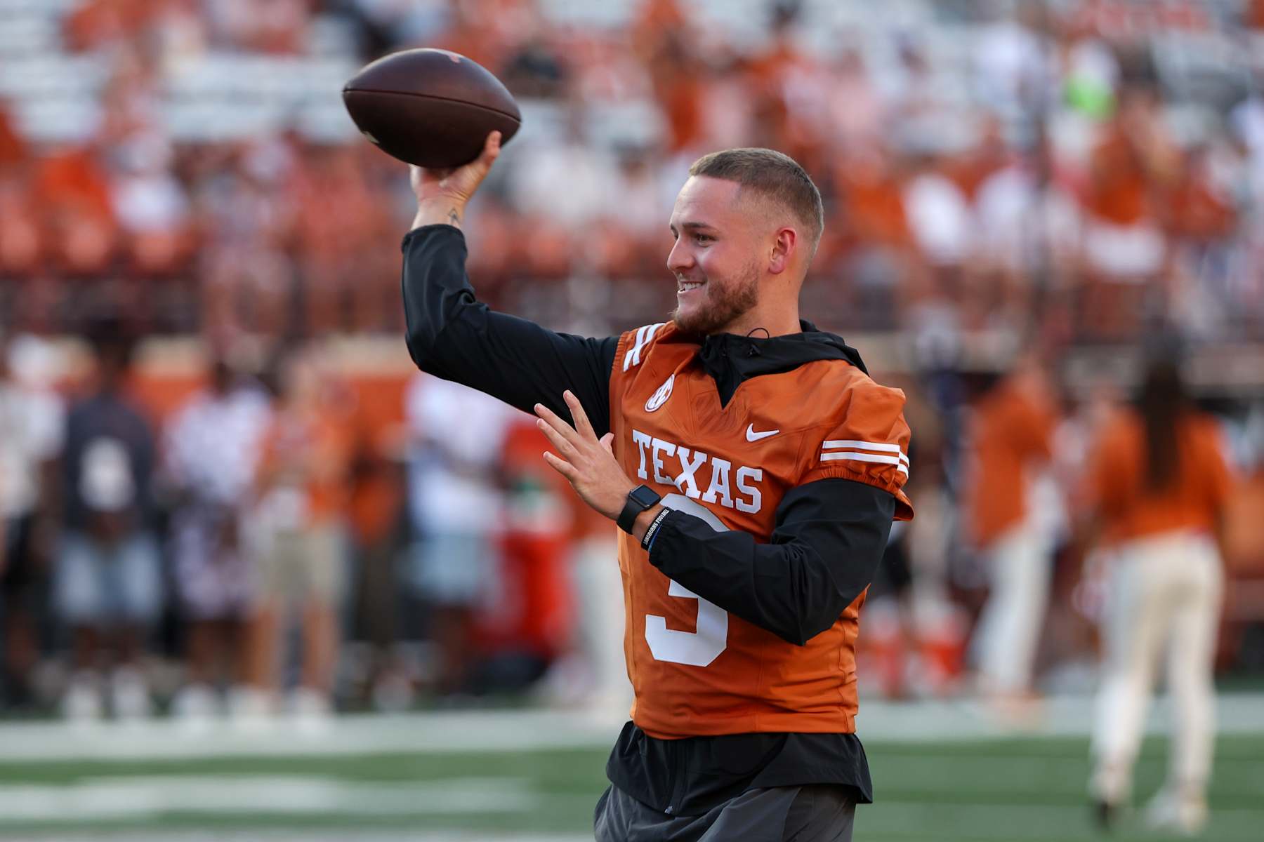 AUSTIN, TX - SEPTEMBER 21: Texas Longhorns quarterback Quinn Ewers (3) throws a pass in street clothes during warmups before the college football game between Texas Longhorns and University of Louisiana Monroe Warhawks on September 21, 2024, at Darrell K Royal - Texas Memorial Stadium in Austin, TX.  (Photo by David Buono/Icon Sportswire via Getty Images)