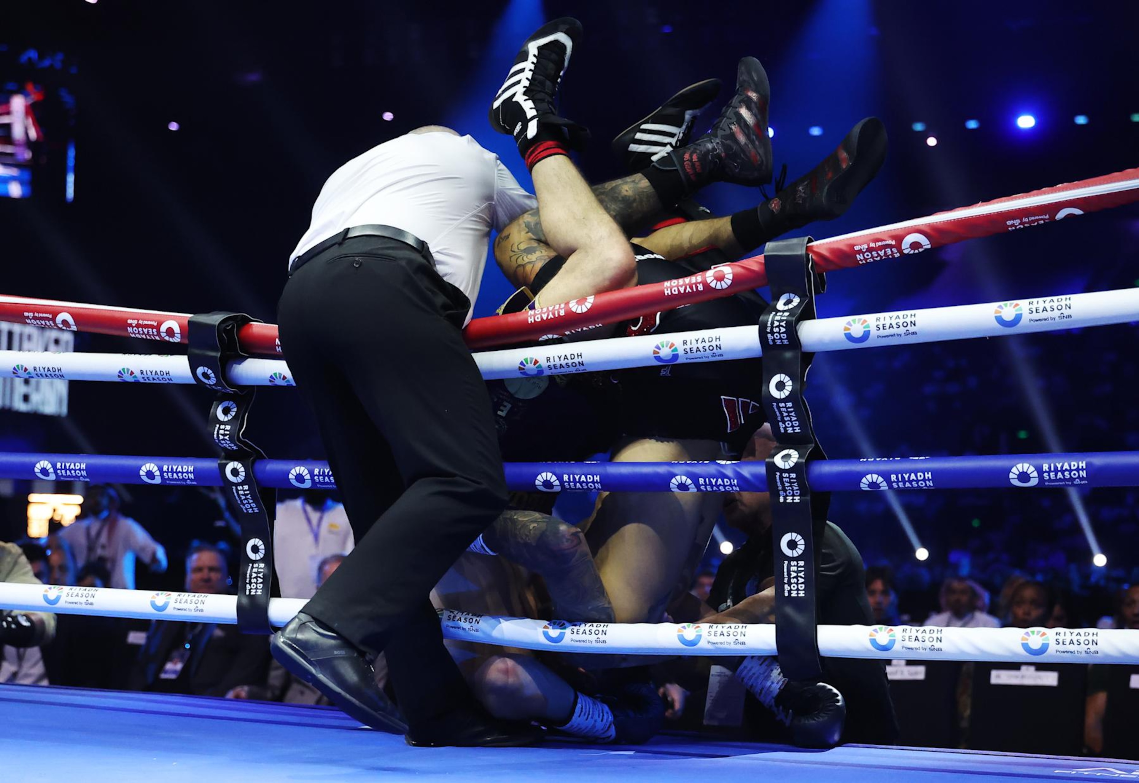 RIYADH, SAUDI ARABIA - OCTOBER 12: Liam Cameron and Ben Whittaker fall out of the ring during a clinch during the Light Heavyweight fight between Ben Whittaker and Liam Cameron as part of the Riyadh Season - IV Crown Showdown card at Kingdom Arena on October 12, 2024 in Riyadh. (Photo by Richard Pelham/Getty Images) RIYADH, SAUDI ARABIA - OCTOBER 12: Liam Cameron and Ben Whittaker fall out of the ring during a clinch during the Light Heavyweight fight between Ben Whittaker and Liam Cameron as part of the Riyadh Season - IV Crown Showdown card at Kingdom Arena on October 12, 2024 in Riyadh. (Photo by Richard Pelham/Getty Images)