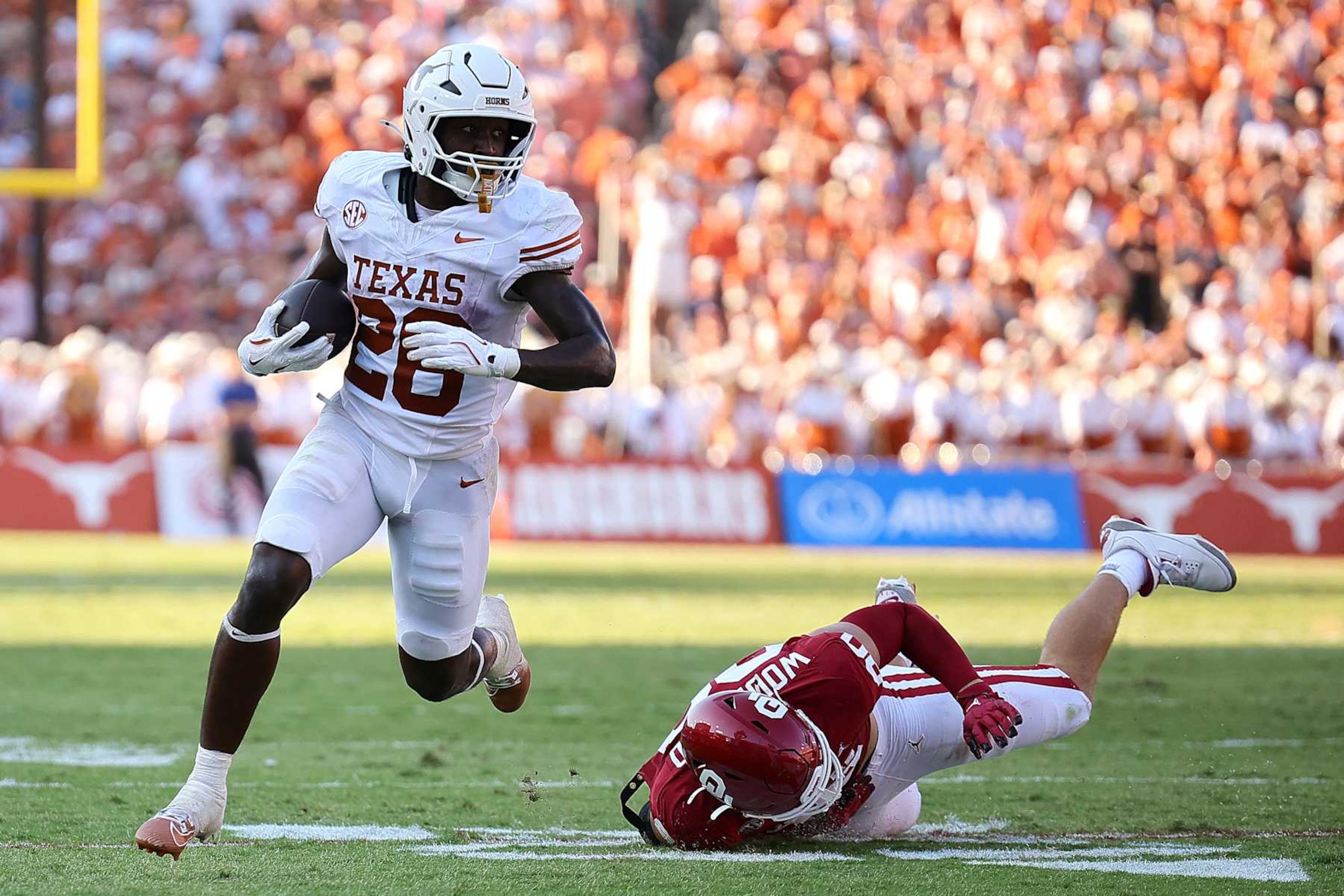 DALLAS, TEXAS - OCTOBER 12: Quintrevion Wisner #26 of the Texas Longhorns runs the ball during the third quarter against the Oklahoma Sooners at Cotton Bowl Stadium on October 12, 2024 in Dallas, Texas. (Photo by Alex Slitz/Getty Images) DALLAS, TEXAS - OCTOBER 12: Quintrevion Wisner #26 of the Texas Longhorns runs the ball during the third quarter against the Oklahoma Sooners at Cotton Bowl Stadium on October 12, 2024 in Dallas, Texas. (Photo by Alex Slitz/Getty Images)