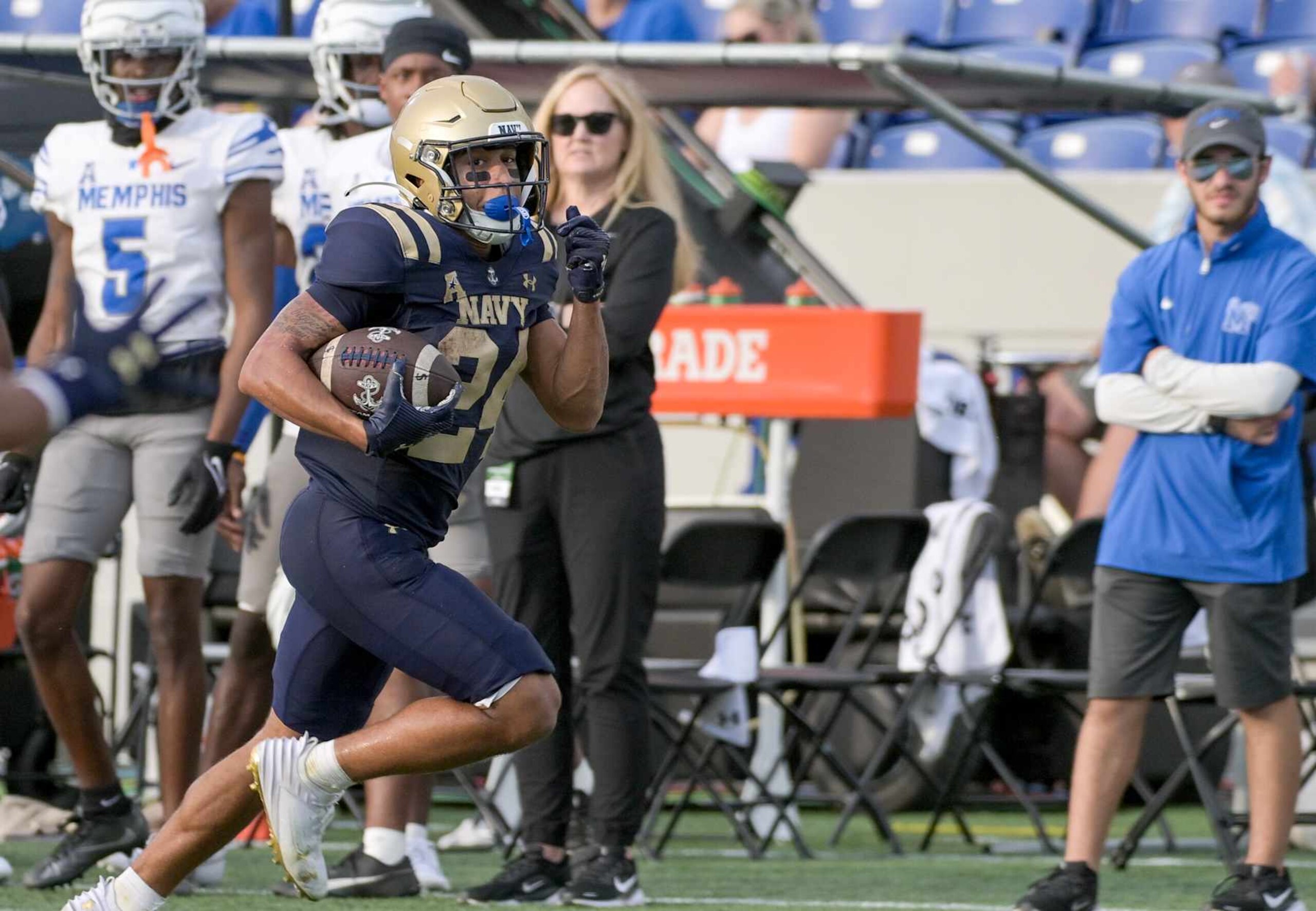 ANNAPOLIS, MD - SEPTEMBER 21:  Memphis Tigers wide receiver Marcello Bussey (6) catches a touchdown pass against Navy Midshipmen linebacker Mbiti Williams Jr. (7) during the Memphis Tigers game versus the Naval Academy Midshipmen on September 21, 2024 at Navy - Marine Corps Memorial Stadium in Annapolis, MD. (Photo by Mark Goldman/Icon Sportswire via Getty Images)