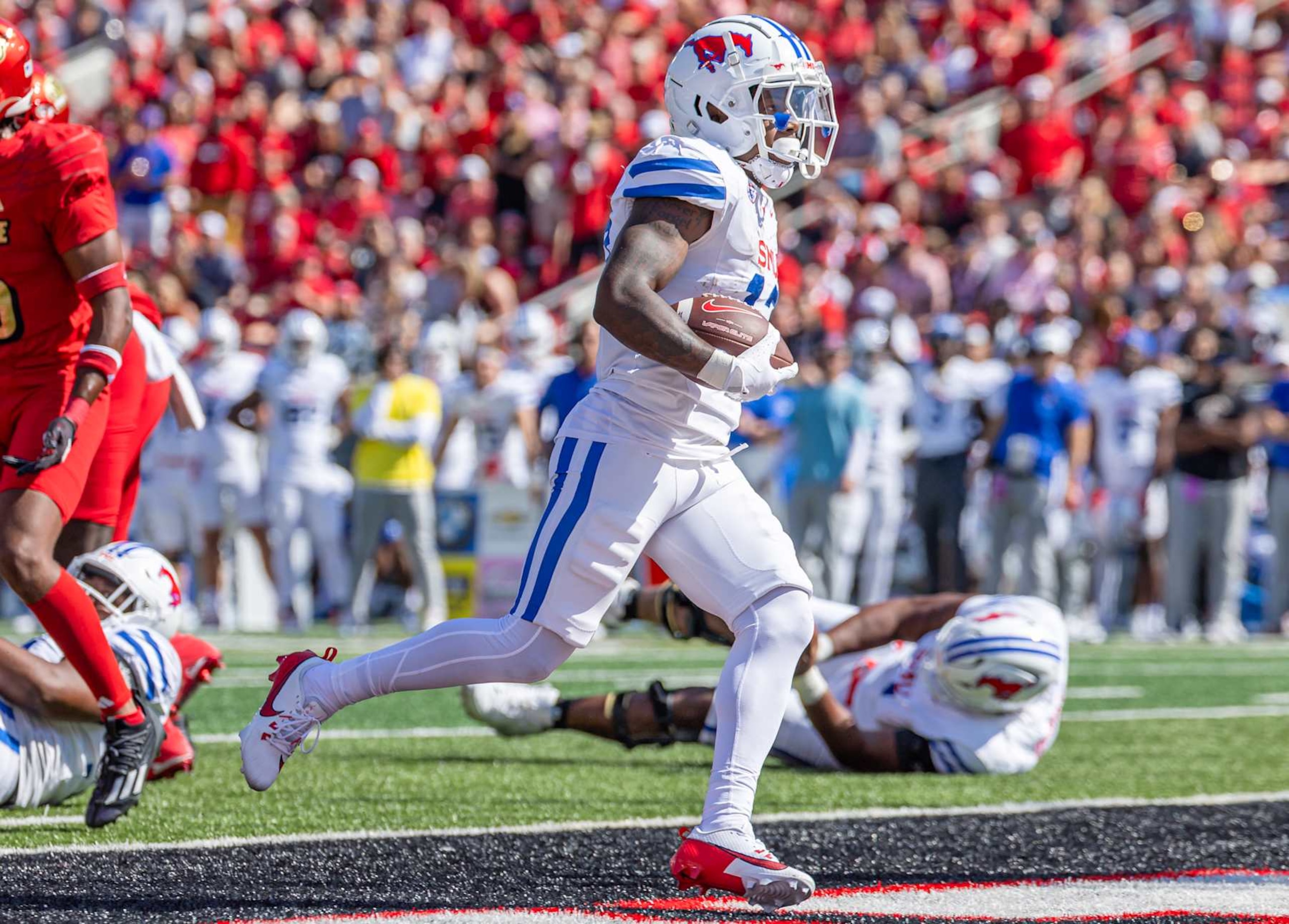 LOUISVILLE, KENTUCKY - OCTOBER 5: Roderick Daniels Jr. #13 of the Southern Methodist Mustangs rushes for a touchdown during the game against the Louisville Cardinals at Cardinal Stadium on October 5, 2024 in Louisville, Kentucky. (Photo by Michael Hickey/Getty Images)