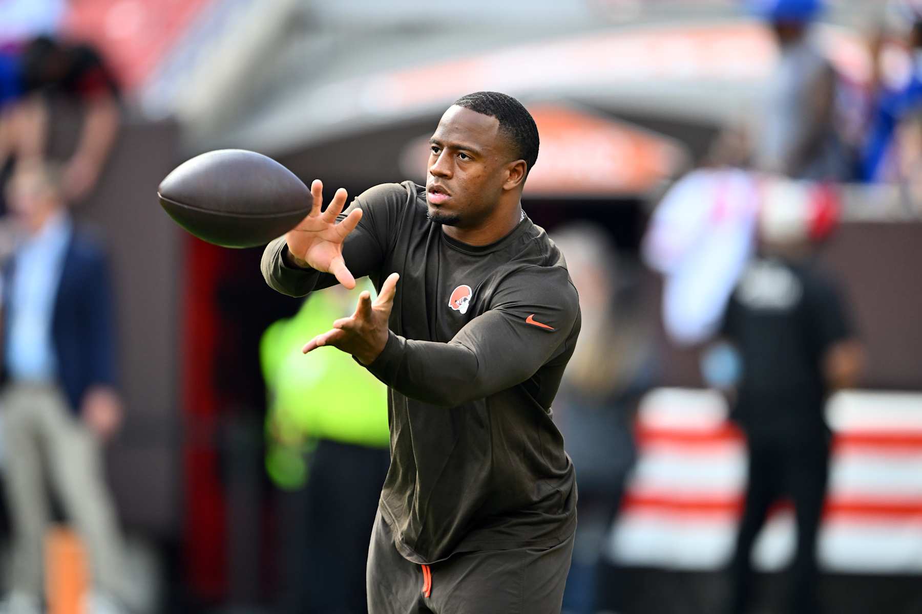 CLEVELAND, OHIO - SEPTEMBER 22: Nick Chubb #24 of the Cleveland Browns warms up prior to a game against the New York Giants at Cleveland Browns Stadium on September 22, 2024 in Cleveland, Ohio. (Photo by Jason Miller/Getty Images)