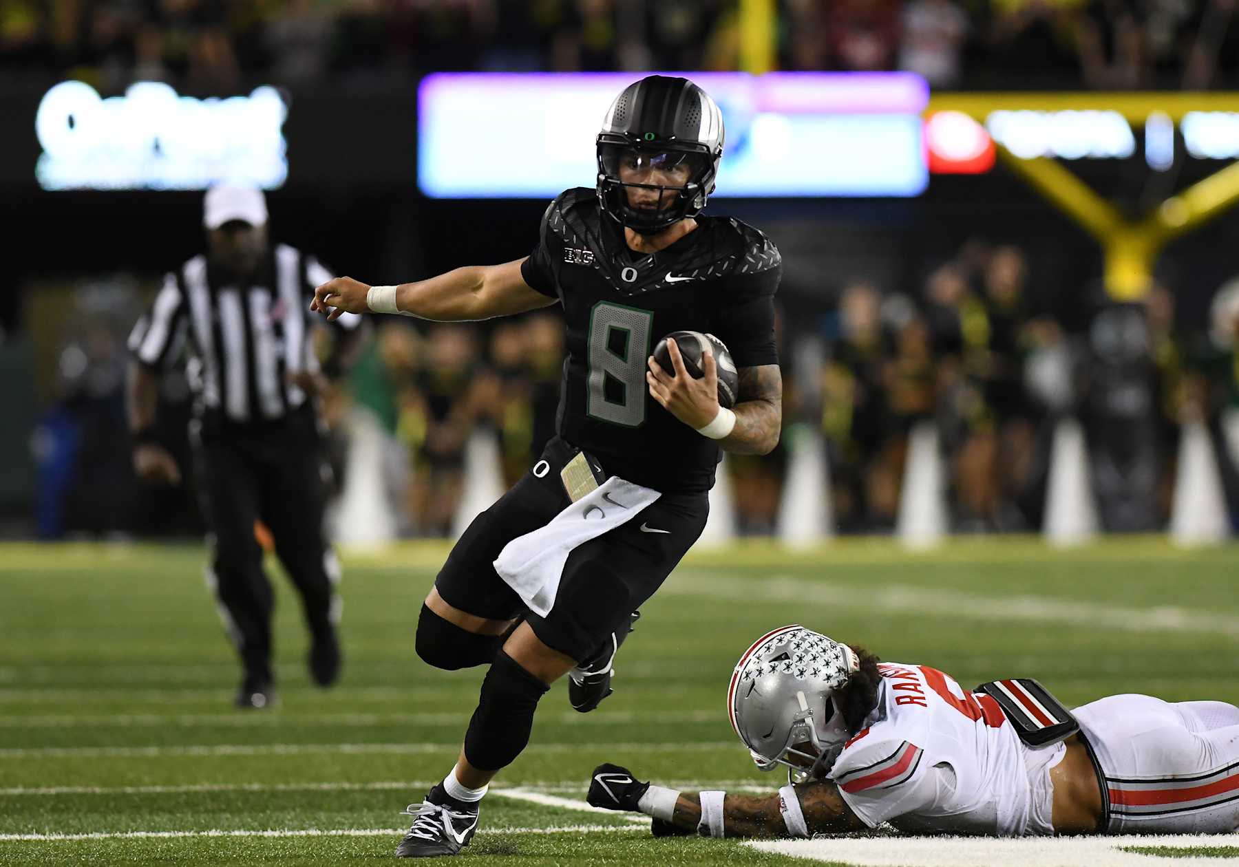 EUGENE, OR - OCTOBER 12: Oregon Ducks quarterback Dillon Gabriel (8) runs for a 27-yard touchdown in the fourth quarter during a college football game between the Ohio State Buckeyes and Oregon Ducks on October 12, 2024, at Autzen Stadium in Eugene, Oregon.(Photo by Brian Murphy/Icon Sportswire via Getty Images)