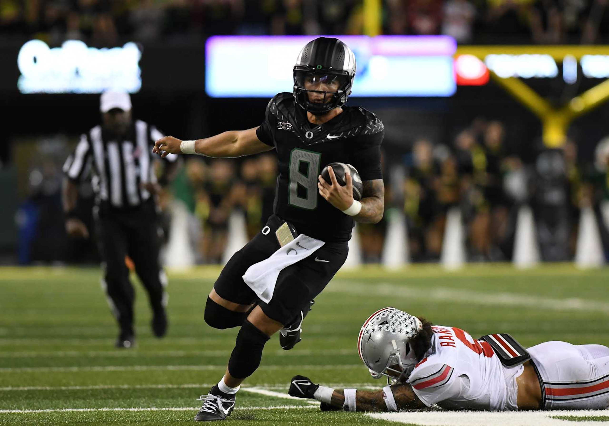 EUGENE, OR - OCTOBER 12: Oregon Ducks quarterback Dillon Gabriel (8) runs for a 27-yard touchdown in the fourth quarter during a college football game between the Ohio State Buckeyes and Oregon Ducks on October 12, 2024, at Autzen Stadium in Eugene, Oregon.(Photo by Brian Murphy/Icon Sportswire via Getty Images)