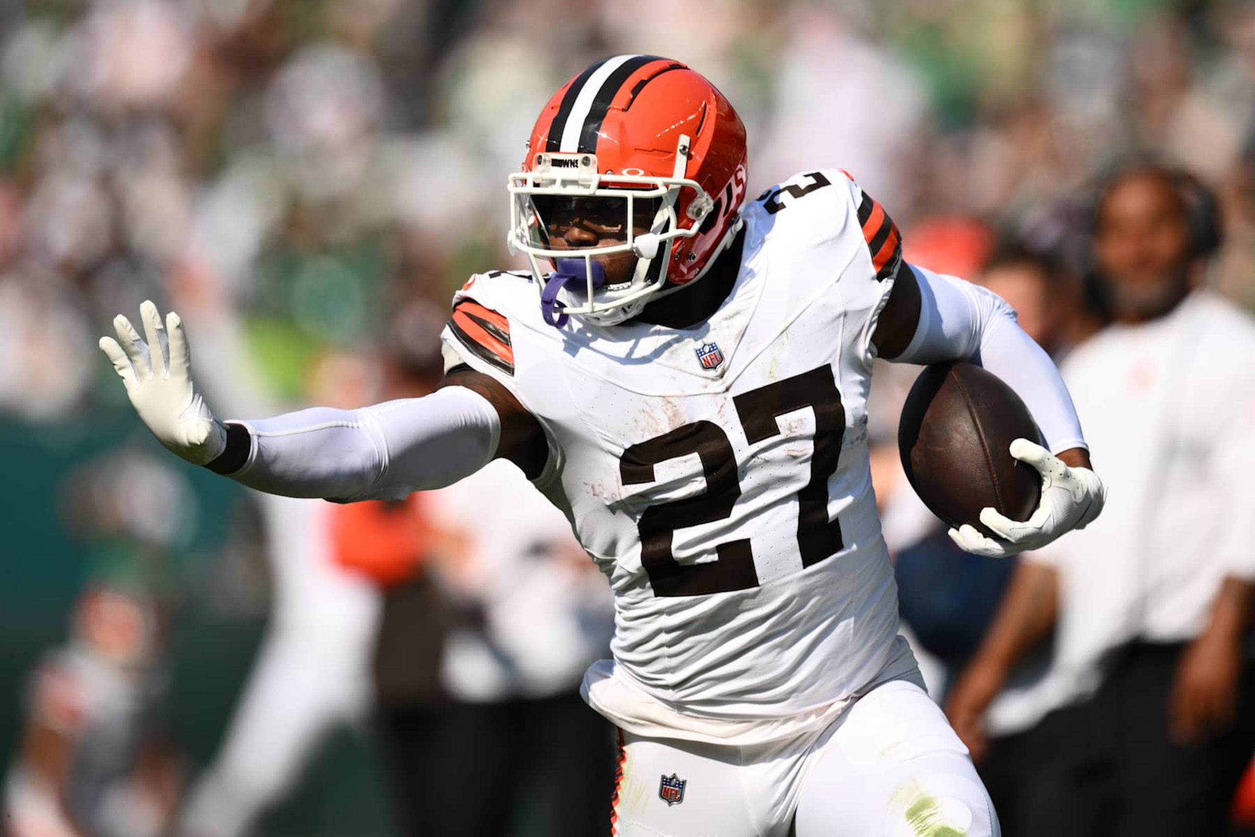 PHILADELPHIA, PA - OCTOBER 13: Cleveland Browns running back D'Onta Foreman (27) carries the ball in the second quarter during the game between the Cleveland Browns and Philadelphia Eagles on October 13, 2024 at Lincoln Financial Field in Philadelphia, PA. (Photo by Kyle Ross/Icon Sportswire via Getty Images)