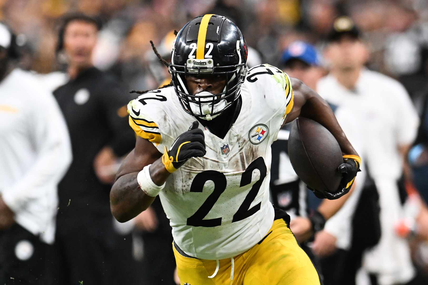 LAS VEGAS, NEVADA - OCTOBER 13: Najee Harris #22 of the Pittsburgh Steelers runs the ball up the field in the third quarter of a game against the Las Vegas Raiders at Allegiant Stadium on October 13, 2024 in Las Vegas, Nevada. (Photo by Candice Ward/Getty Images)