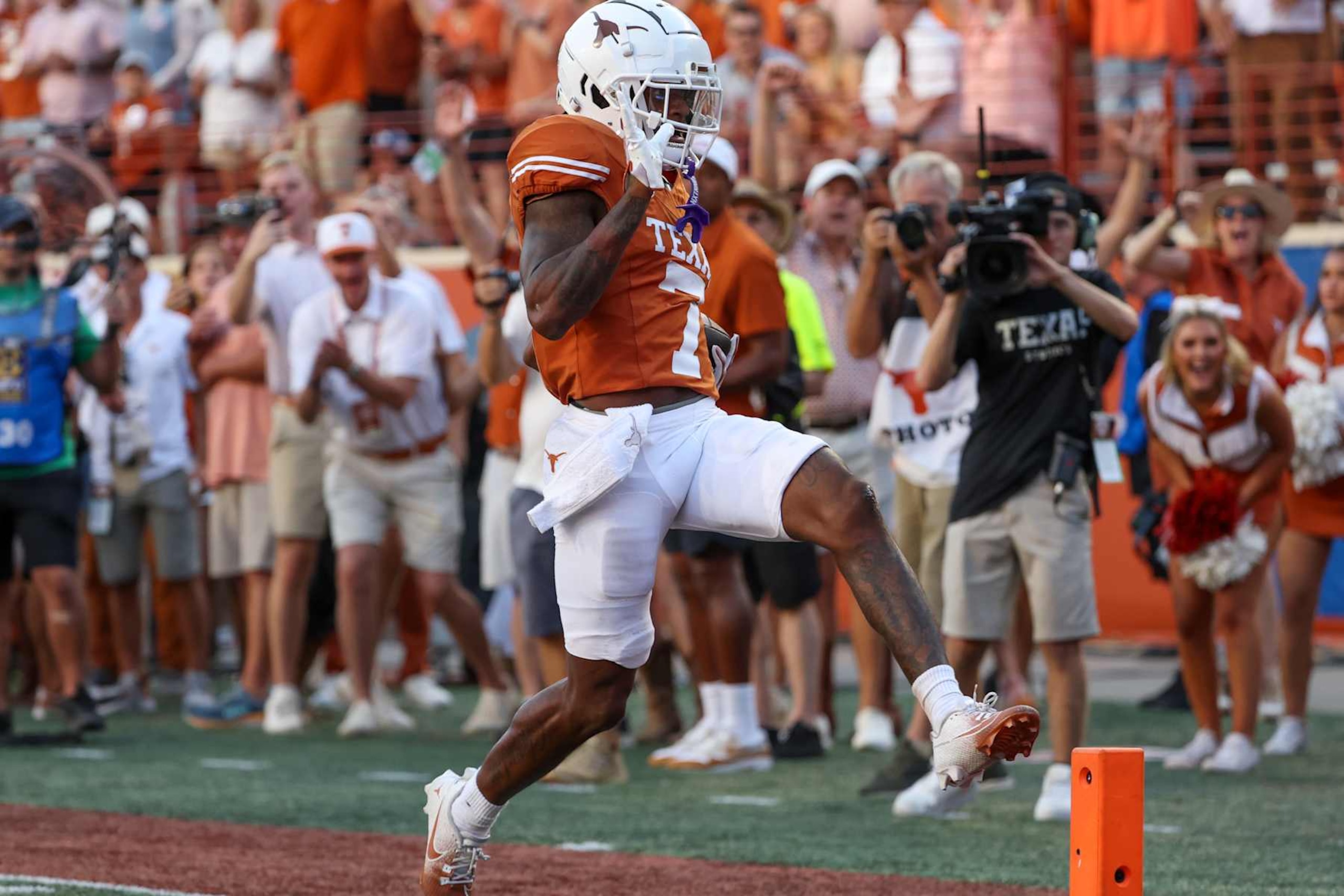 AUSTIN, TX - SEPTEMBER 28: Texas Longhorns wide receiver Isaiah Bond (7) high steps into the end zone for a touchdown during the SEC college football game between Texas Longhorns and Mississippi State Bulldogs on September 28, 2024, at Darrell K Royal - Texas Memorial Stadium in Austin, TX.  (Photo by David Buono/Icon Sportswire via Getty Images)