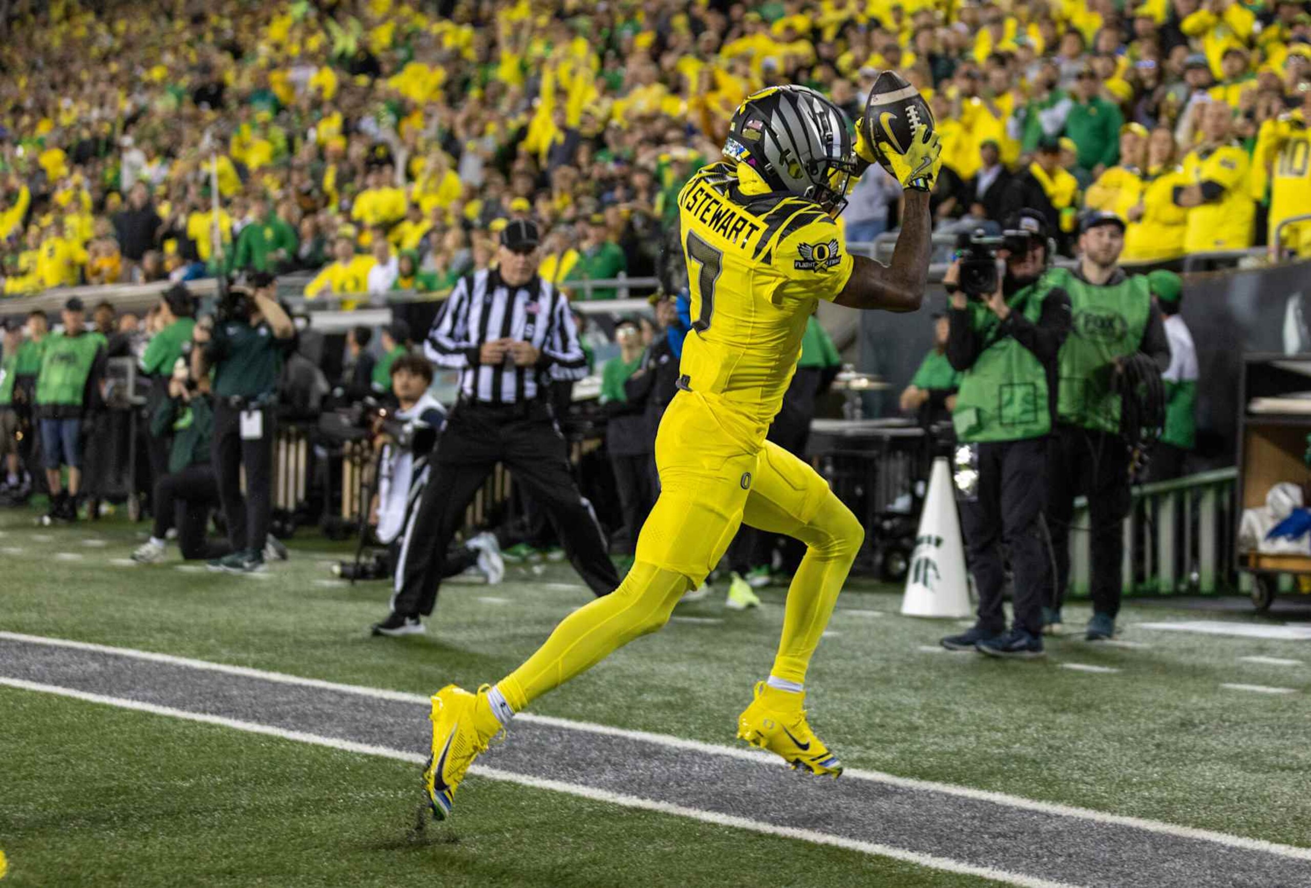 EUGENE, OREGON - OCTOBER 4: Wide receiver Evan Stewart #7 of the Oregon Ducks catches a pass for a touchdown during the first half against the Michigan State Spartans  at Autzen Stadium on October 4, 2024 in Eugene, Oregon.  (Photo by Tom Hauck/Getty Images)