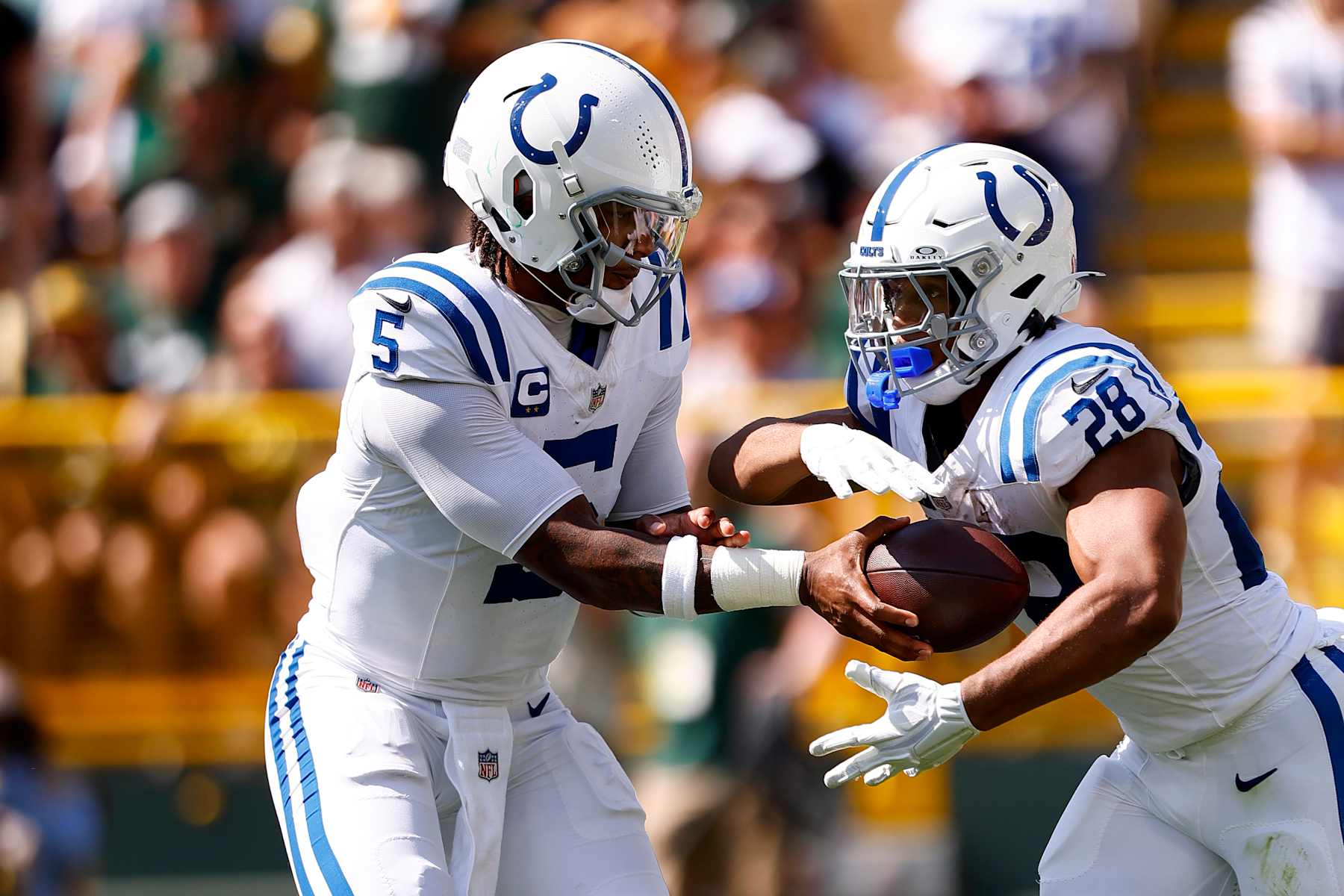 GREEN BAY, WI - SEPTEMBER 15: Indianapolis Colts quarterback Anthony Richardson (5) hands off to Indianapolis Colts running back Jonathan Taylor (28) during an NFL game between the Indianapolis Colts and the Green Bay Packers on September 15, 2024 at Lambeau Field in Green Bay, WI. (Photo by Jeffrey Brown/Icon Sportswire via Getty Images)