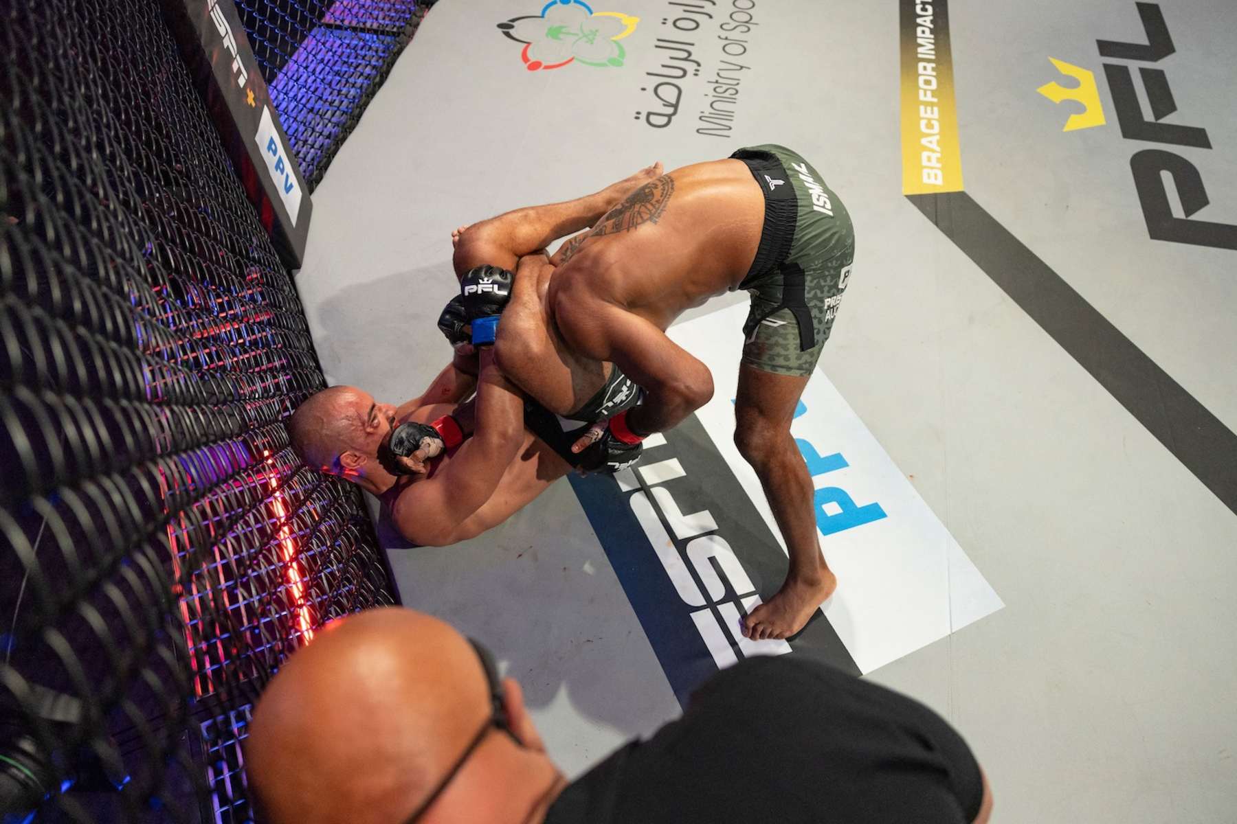 Taha Bendaoud submits Tariq Ismail.