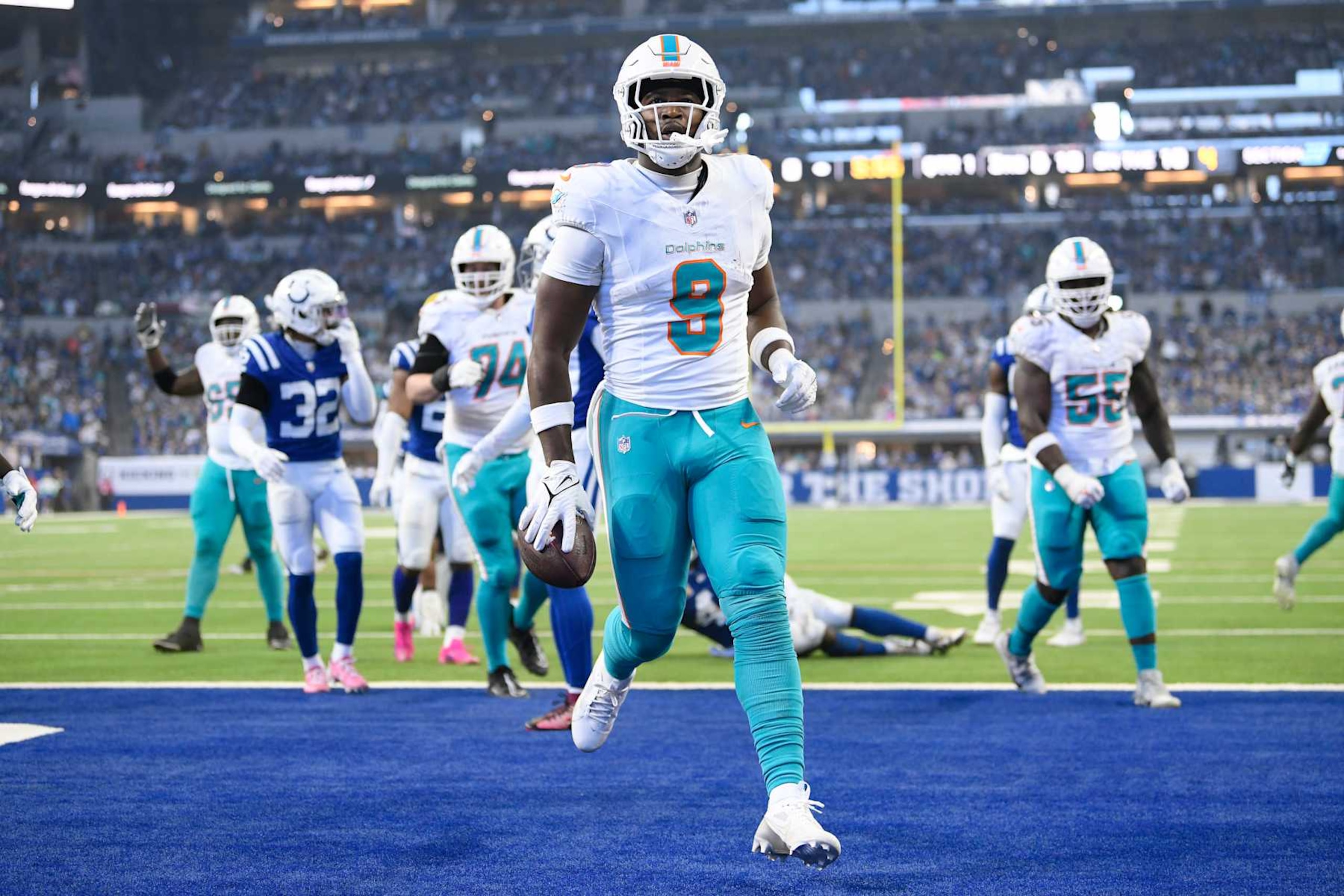 INDIANAPOLIS, IN - OCTOBER 20: Miami Dolphins Tight End Jonnu Smith (9) scores a touchdown during the NFL game between the Miami Dolphins and the Indianapolis Colts on October 20, 2024, at Lucas Oil Stadium in Indianapolis, Indiana.(Photo by Michael Allio/Icon Sportswire via Getty Images)