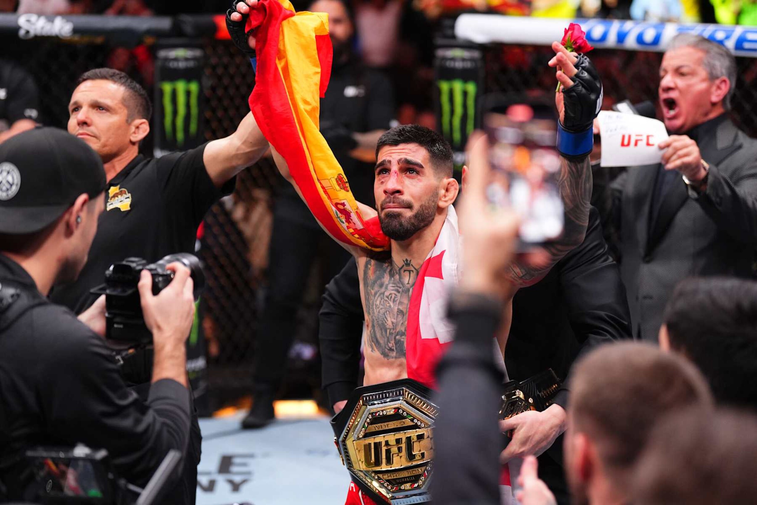  Ilia Topuria celebrates after winning the UFC featherweight title. 