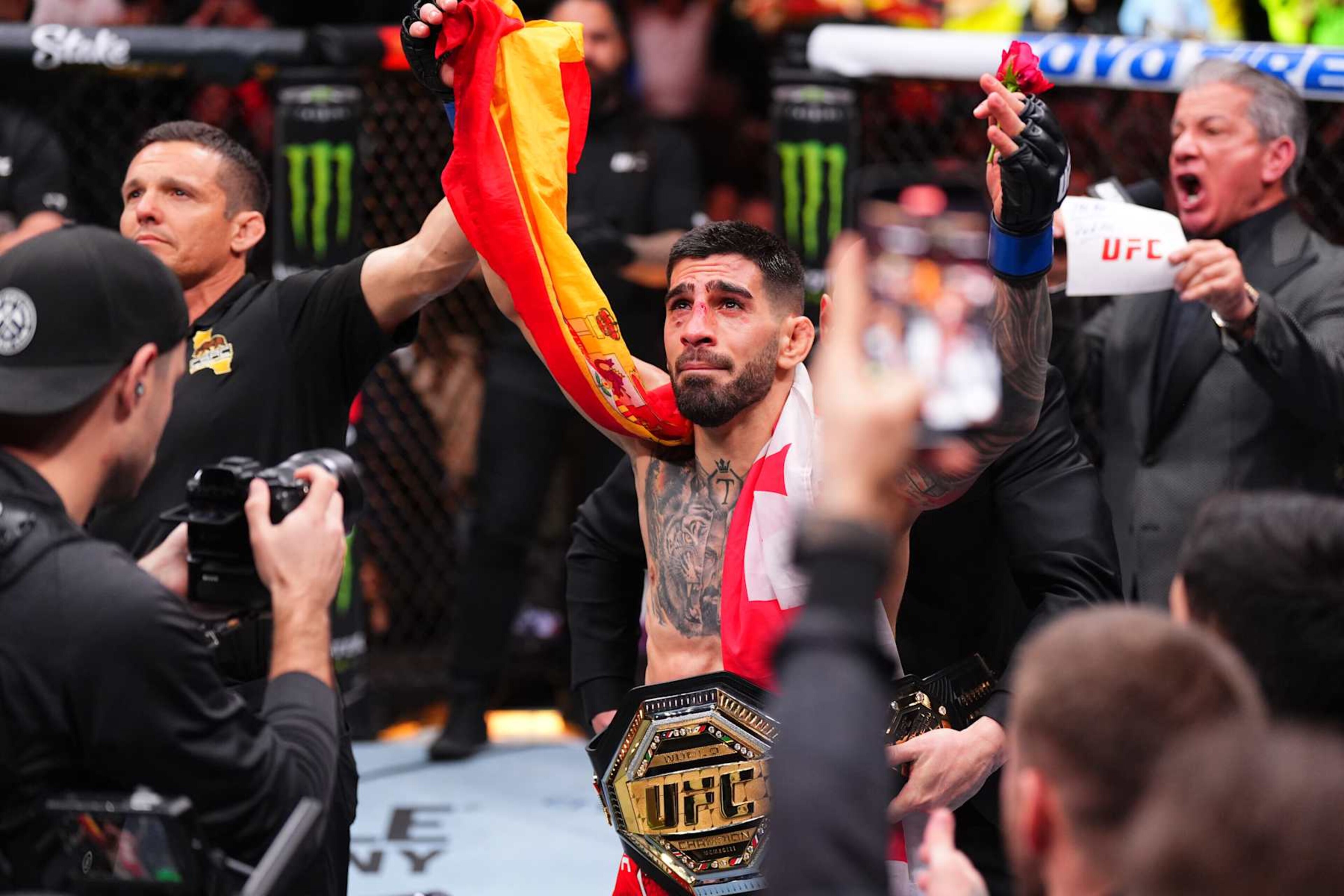  Ilia Topuria celebrates after winning the UFC featherweight title. 