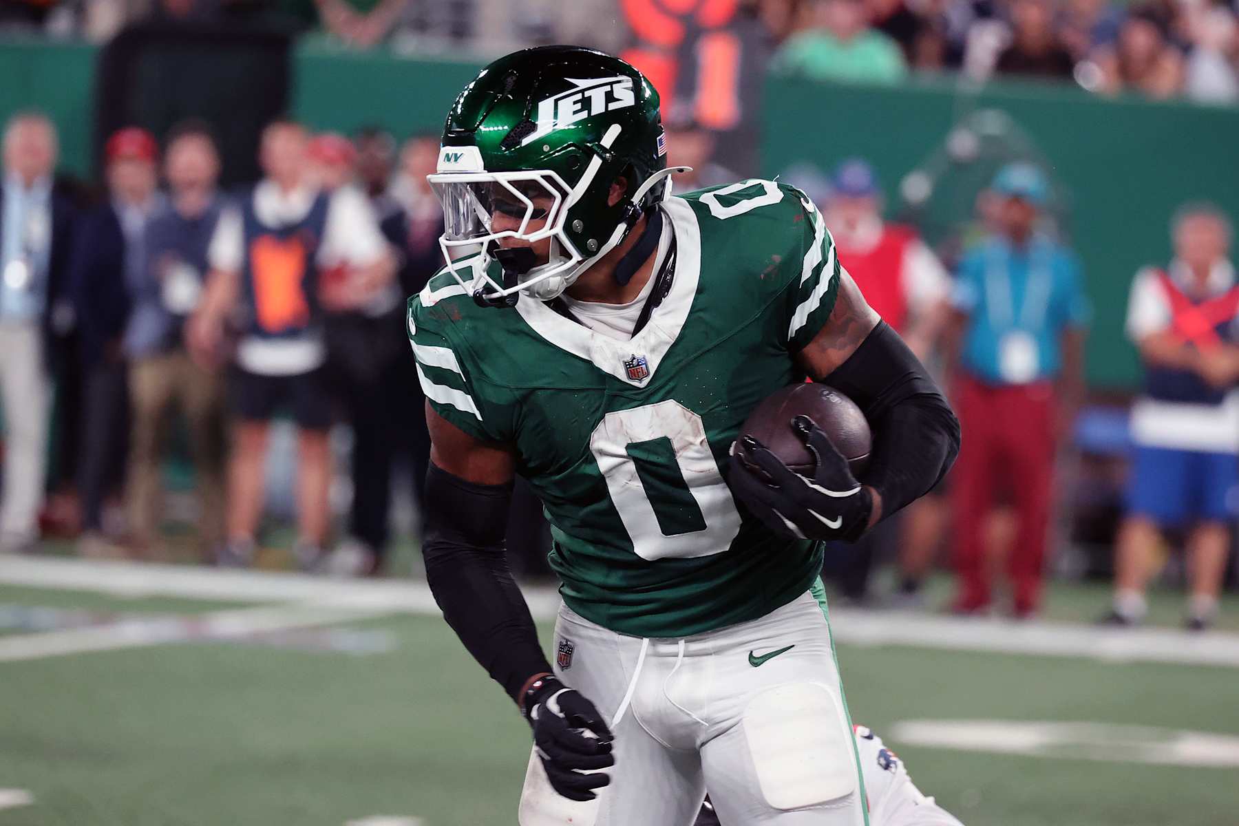 EAST RUTHERFORD, NEW JERSEY - SEPTEMBER 19: Running Back Braelon Allen #0 of the New York Jets has a long gain in the game between the New England Patriots and the New York Jets at MetLife Stadium on September 19, 2024 in East Rutherford, New Jersey. (Photo by Al Pereira/Getty Images)