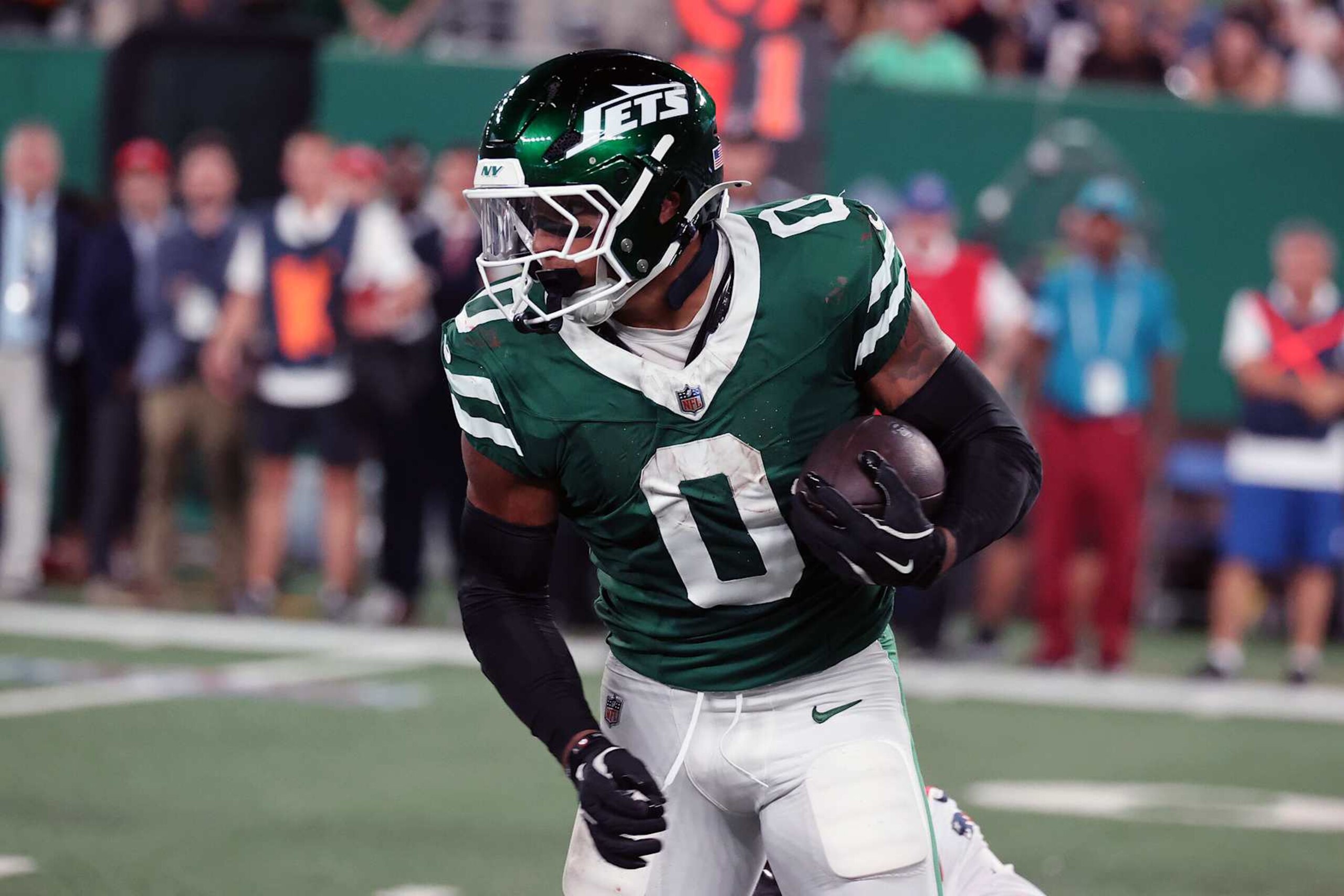 EAST RUTHERFORD, NEW JERSEY - SEPTEMBER 19: Running Back Braelon Allen #0  of the New York Jets has a long gain in the game between the New England Patriots and the New York Jets at MetLife Stadium on September 19, 2024 in East Rutherford, New Jersey. (Photo by Al Pereira/Getty Images)