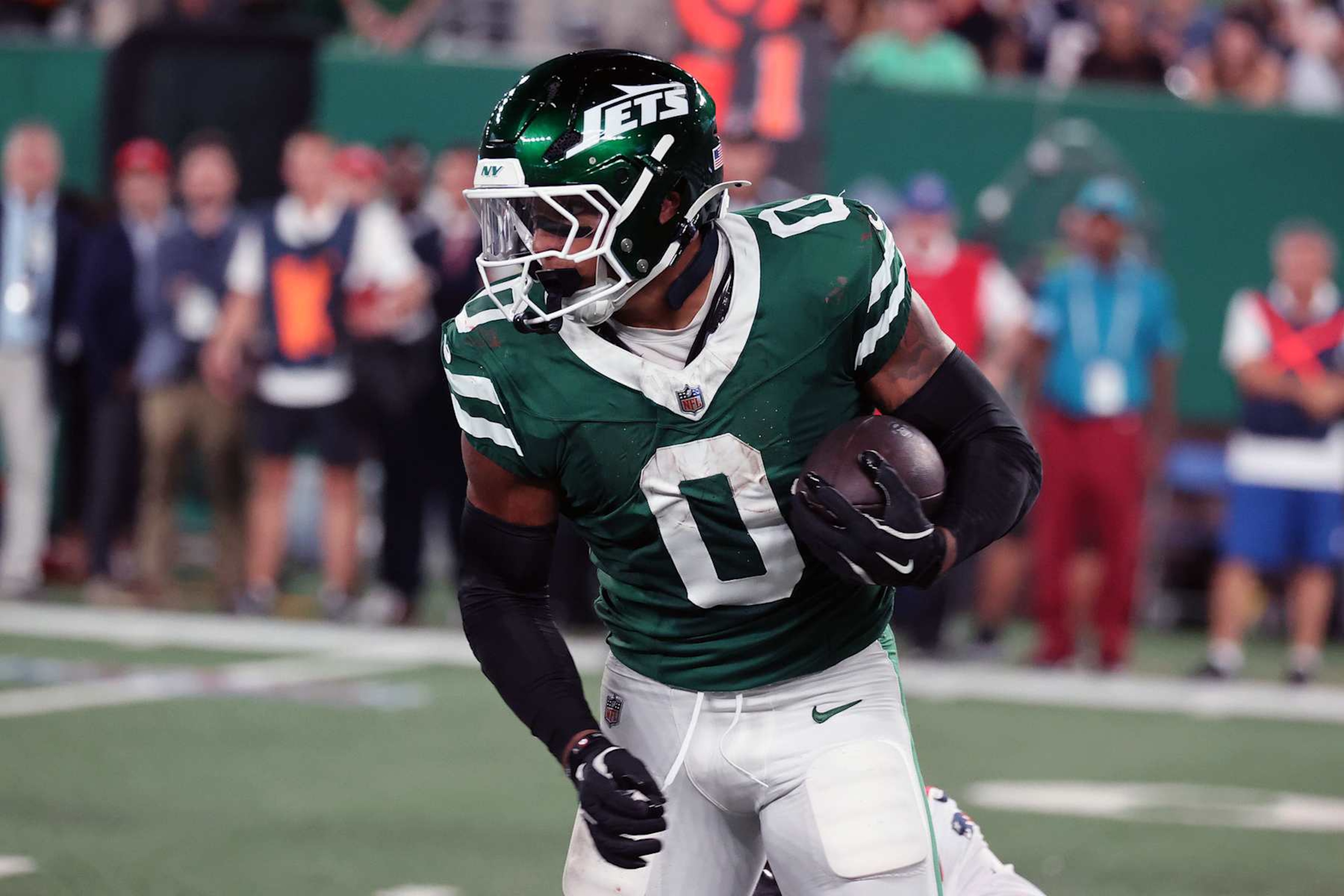 EAST RUTHERFORD, NEW JERSEY - SEPTEMBER 19: Running Back Braelon Allen #0  of the New York Jets has a long gain in the game between the New England Patriots and the New York Jets at MetLife Stadium on September 19, 2024 in East Rutherford, New Jersey. (Photo by Al Pereira/Getty Images)