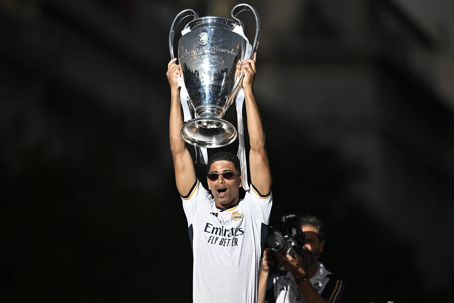 MADRID, SPAIN - JUNE 02: Jude Bellingham of Real Madrid raises the trophy during Real Madrid UEFA Champions League Trophy Parade celebrating their victory of 15th Champions League at Cibeles Square in Madrid, Spain on June 02, 2024. (Photo by Burak Akbulut/Anadolu via Getty Images)