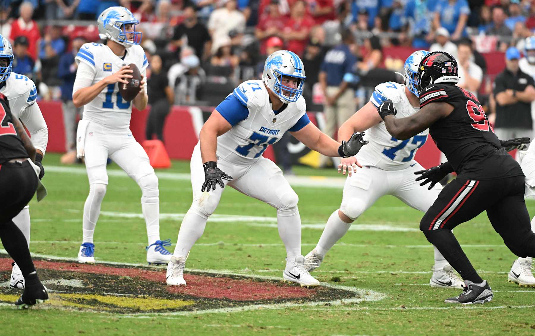 GLENDALE, ARIZONA - SEPTEMBER 22: Kevin Zeitler #71 of the Detroit Lions pass blocks against the Arizona Cardinals at State Farm Stadium on September 22, 2024 in Glendale, Arizona. (Photo by Norm Hall/Getty Images)