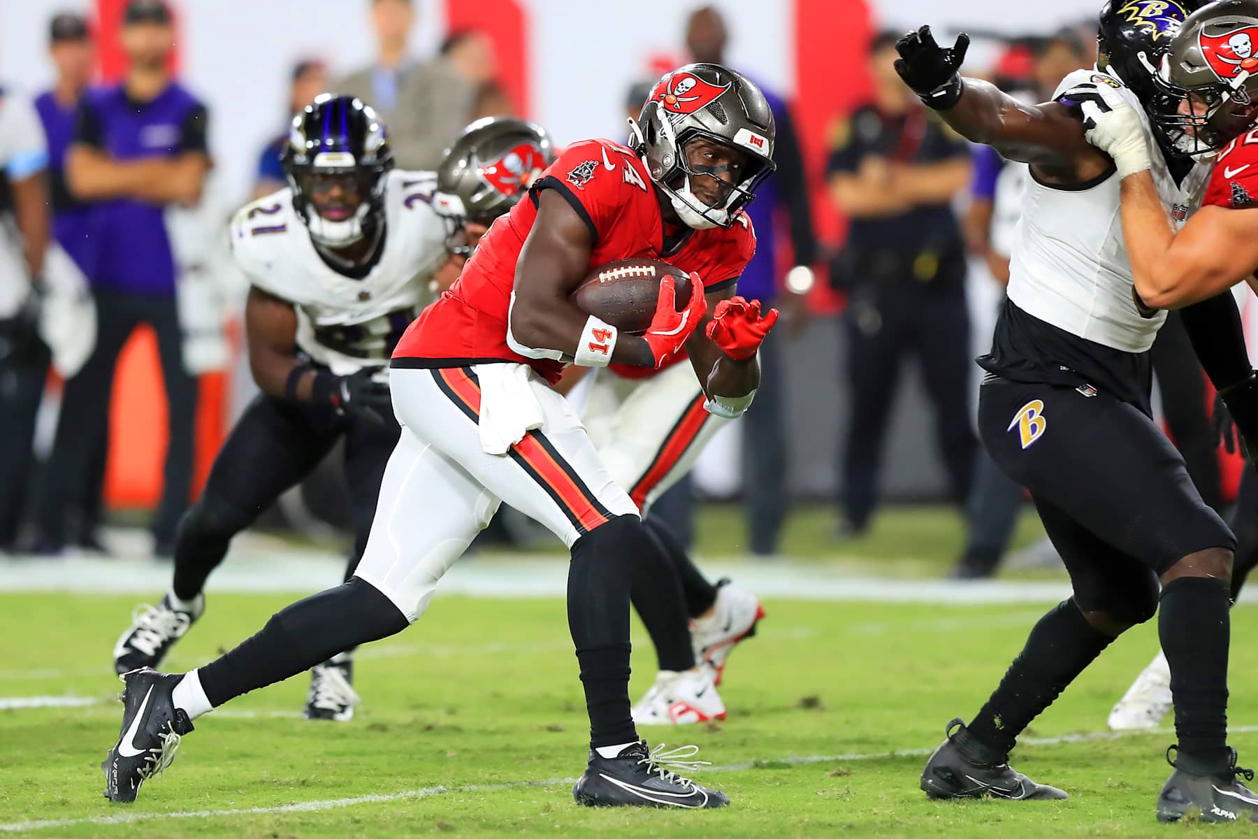 TAMPA, FL - OCTOBER 21: Tampa Bay Buccaneers wide receiver Chris Godwin (14) runs with the ball after making the catch during the game between the Baltimore Ravens and the Tampa Bay Buccaneers on October 21, 2024 at Raymond James Stadium in Tampa, Florida. (Photo by Cliff Welch/Icon Sportswire via Getty Images)
