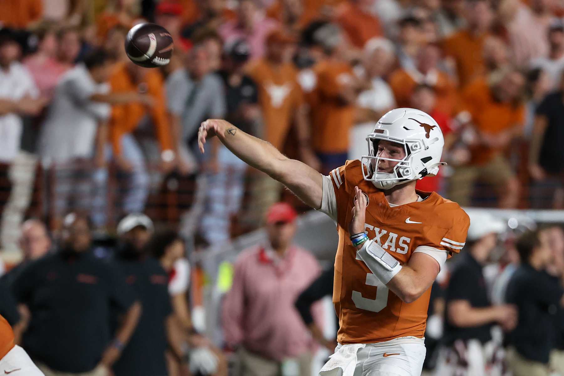 AUSTIN, TX - OCTOBER 19: Texas Longhorns quarterback Quinn Ewers (3) passes the ball during the SEC college football game between Texas Longhorns and Georgia Bulldogs on October 19, 2024, at Darrell K Royal - Texas Memorial Stadium in Austin, TX. (Photo by David Buono/Icon Sportswire via Getty Images)
