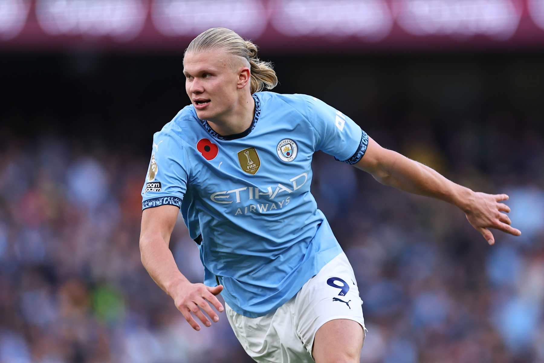 MANCHESTER, ENGLAND - OCTOBER 26: Erling Haaland of Manchester City during the Premier League match between Manchester City FC and Southampton FC at Etihad Stadium on October 26, 2024 in Manchester, England. (Photo by Robbie Jay Barratt - AMA/Getty Images)
