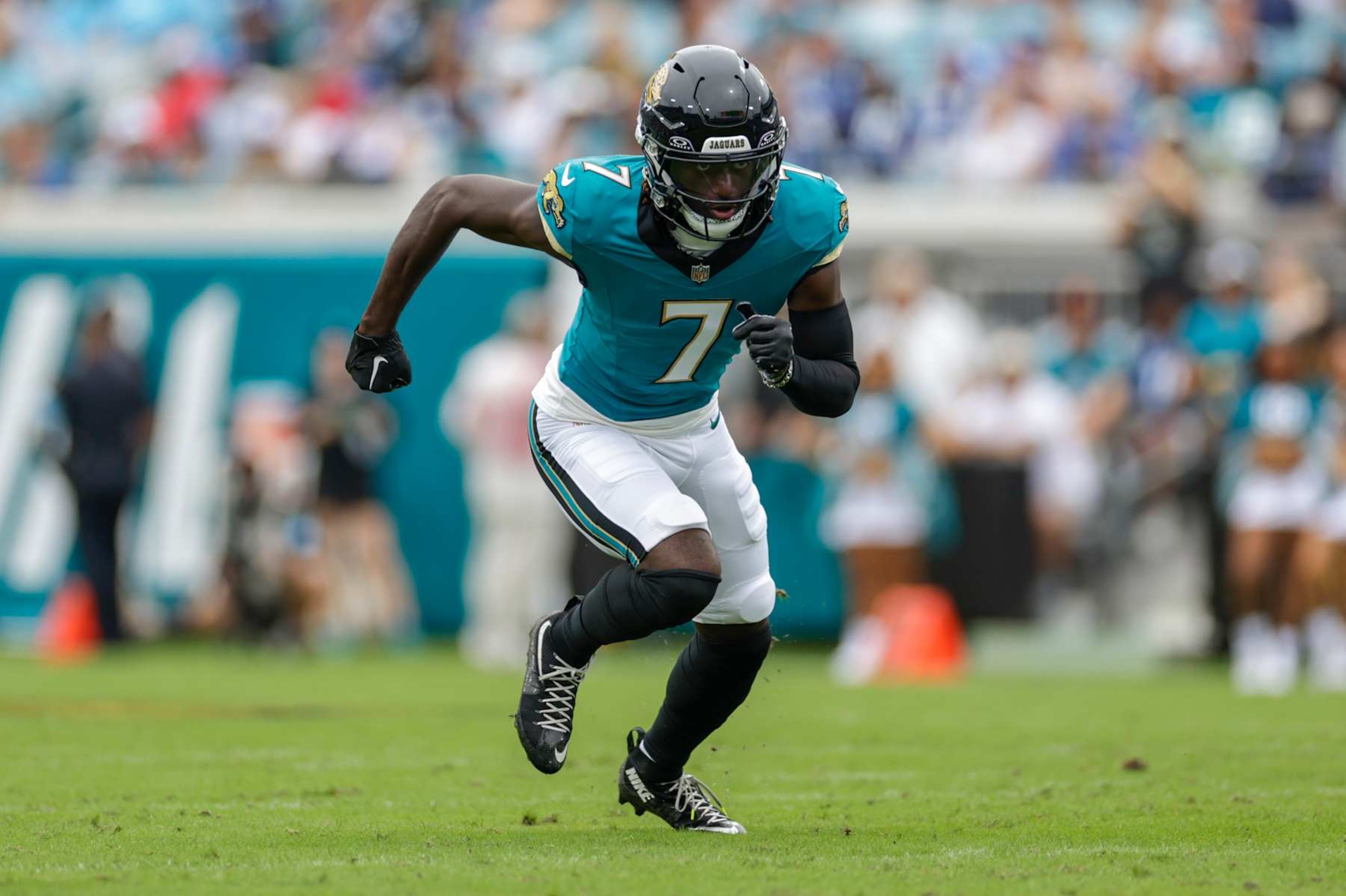 JACKSONVILLE, FL - OCTOBER 06: Jacksonville Jaguars wide receiver Brian Thomas Jr. (7) runs a route during the game between the Indianapolis Colts and the Jacksonville Jaguars on October 6, 2024 at EverBank Stadium in Jacksonville, Florida. (Photo by David Rosenblum/Icon Sportswire via Getty Images)
