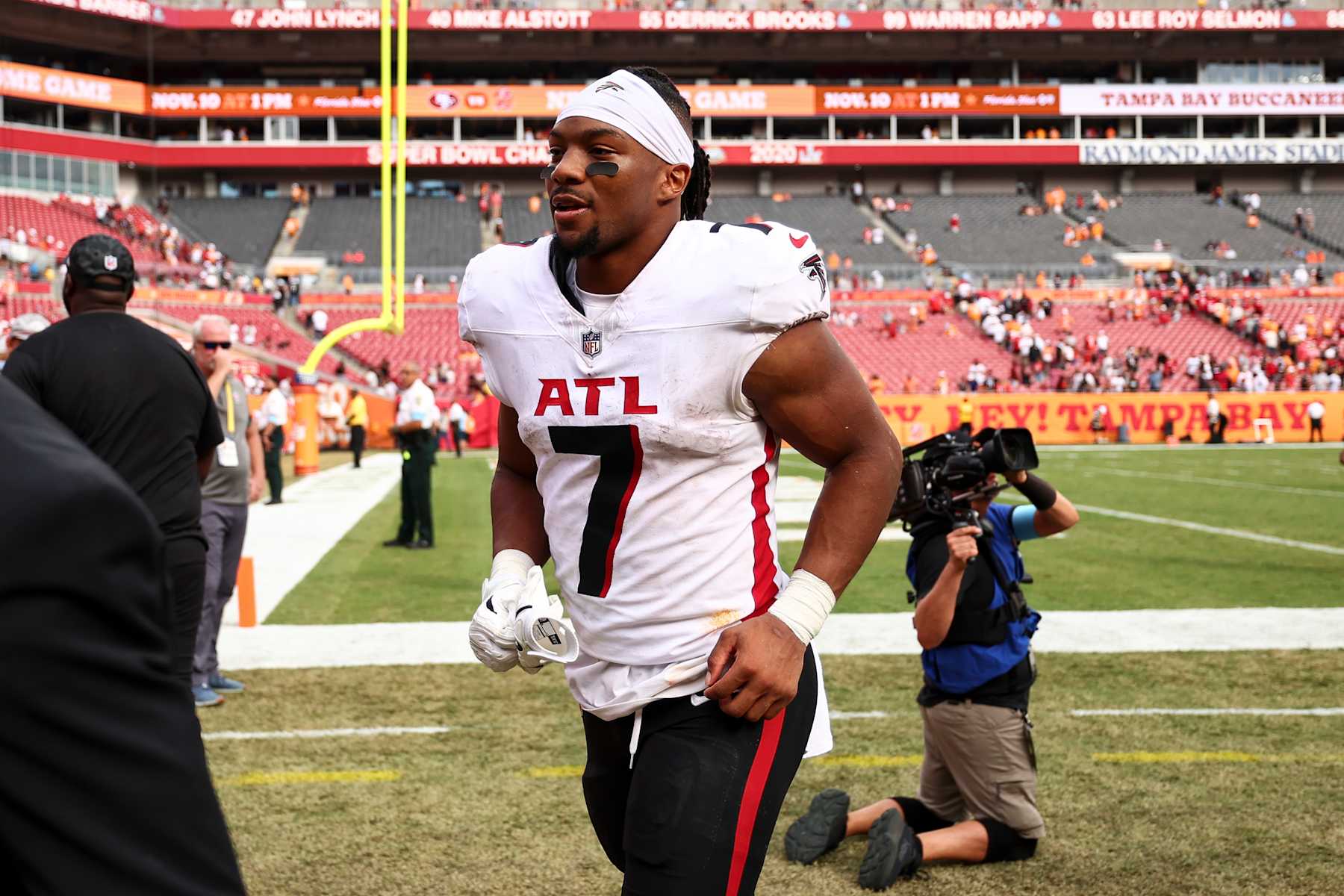 TAMPA, FLORIDA - OCTOBER 27: Bijan Robinson #7 of the Atlanta Falcons jogs off the field after an NFL football game against the Tampa Bay Buccaneers at Raymond James Stadium on October 27, 2024 in Tampa, Florida. (Photo by Kevin Sabitus/Getty Images)