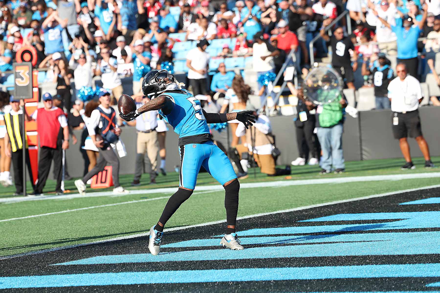 CHARLOTTE, NC - OCTOBER 13: Carolina Panthers wide receiver Diontae Johnson (5) during an NFL football game between the Atlanta Falcons and the Carolina Panthers on October 13, 2024 at Bank of America Stadium in Charlotte, N.C.  (Photo by John Byrum/Icon Sportswire via Getty Images)
