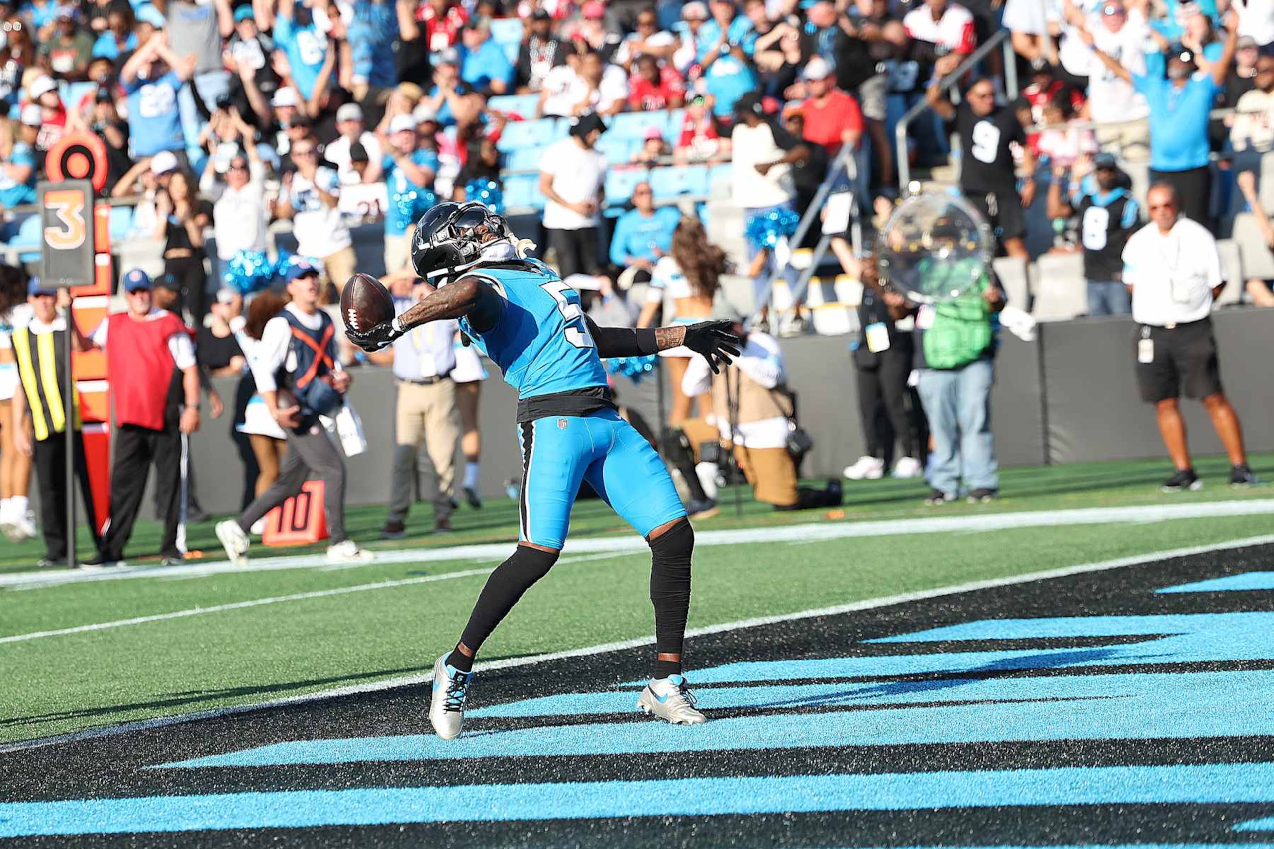 CHARLOTTE, NC - OCTOBER 13: Carolina Panthers wide receiver Diontae Johnson (5) during an NFL football game between the Atlanta Falcons and the Carolina Panthers on October 13, 2024 at Bank of America Stadium in Charlotte, N.C. (Photo by John Byrum/Icon Sportswire via Getty Images) CHARLOTTE, NC - OCTOBER 13: Carolina Panthers wide receiver Diontae Johnson (5) during an NFL football game between the Atlanta Falcons and the Carolina Panthers on October 13, 2024 at Bank of America Stadium in Charlotte, N.C. (Photo by John Byrum/Icon Sportswire via Getty Images)