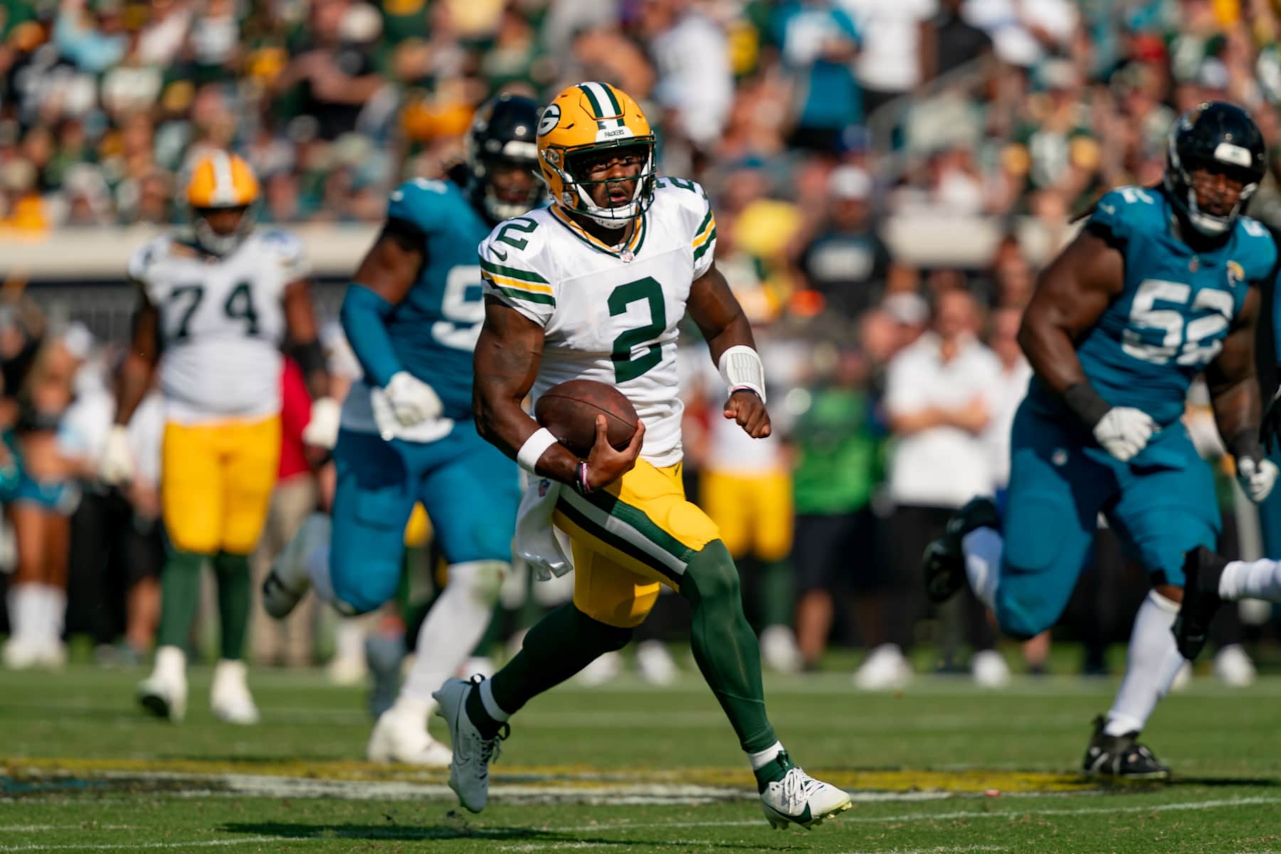 JACKSONVILLE, FL - OCTOBER 27: Green Bay Packers quarterback Malik Willis (2) scrambles during a NFL football game between the Green Bay Packers and the Jacksonville Jaguars on October 27th, 2024 at EverBank Stadium in Jacksonville, FL. (Photo by Chris Leduc/Icon Sportswire via Getty Images)