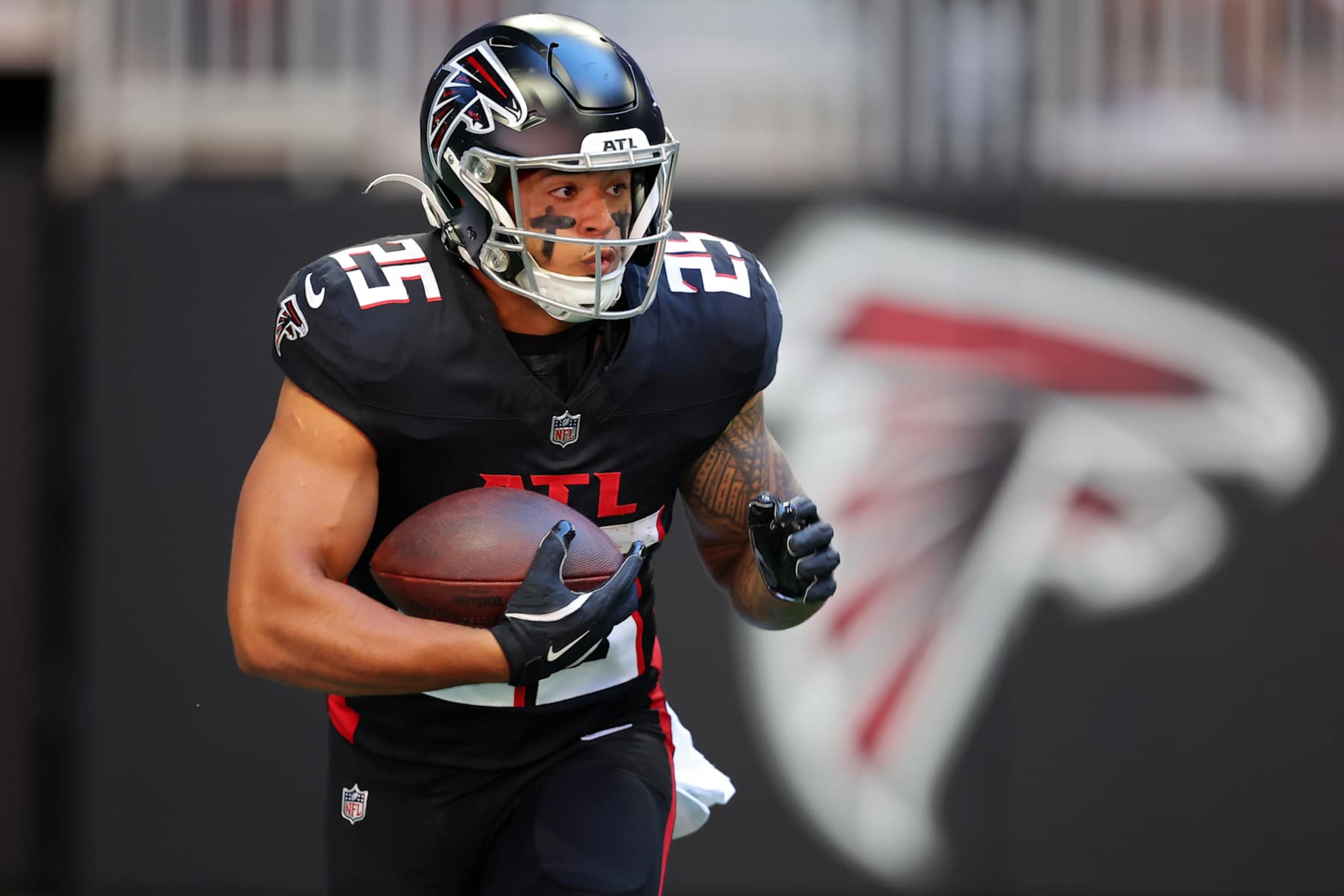 ATLANTA, GEORGIA - OCTOBER 20: Tyler Allgeier #25 of the Atlanta Falcons runs with the ball during the second quarter against the Seattle Seahawks at Mercedes-Benz Stadium on October 20, 2024 in Atlanta, Georgia. (Photo by Kevin C. Cox/Getty Images)