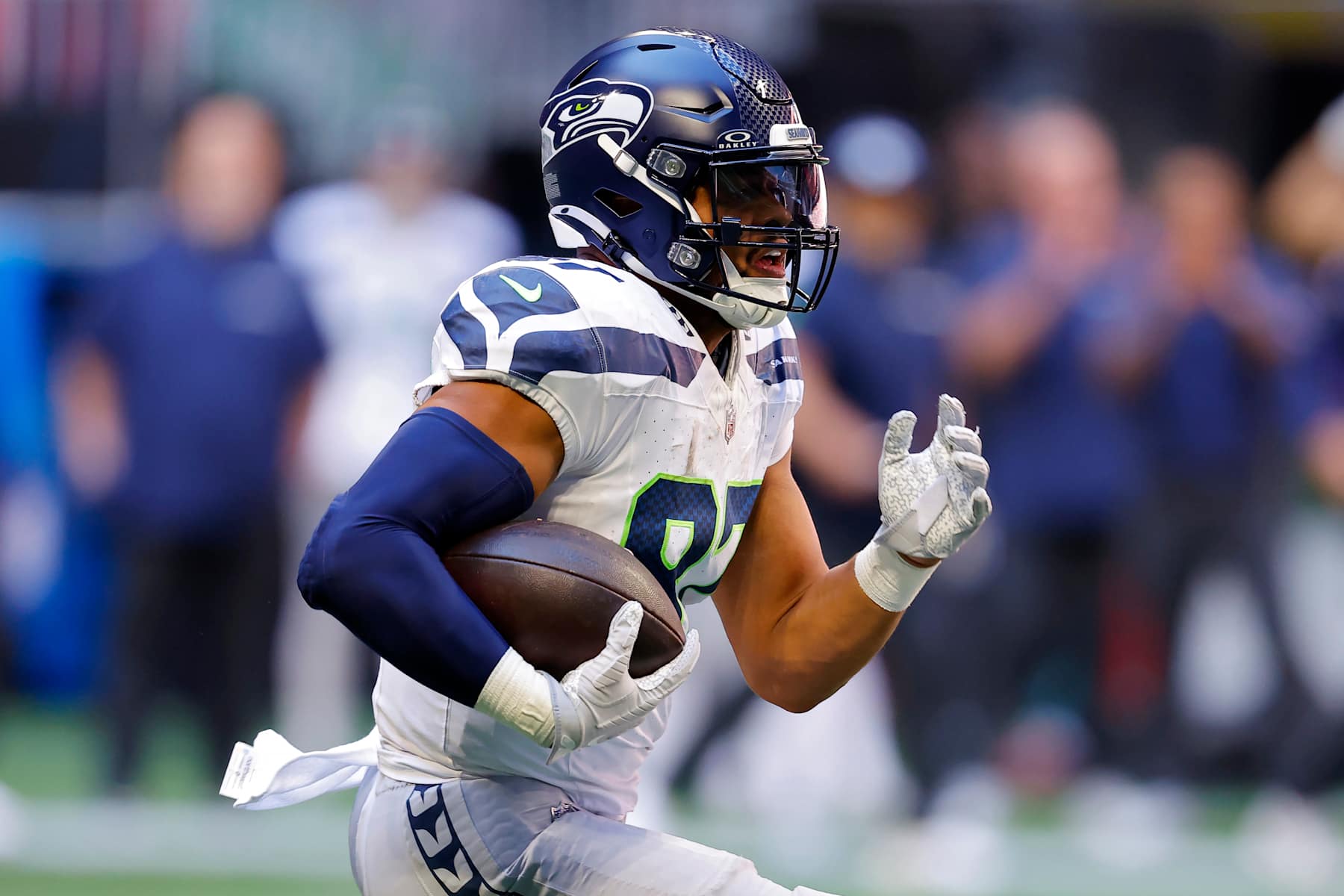 ATLANTA, GEORGIA - OCTOBER 20: Noah Fant #87 of the Seattle Seahawks runs with the ball during the second quarter against the Atlanta Falcons at Mercedes-Benz Stadium on October 20, 2024 in Atlanta, Georgia. (Photo by Todd Kirkland/Getty Images)