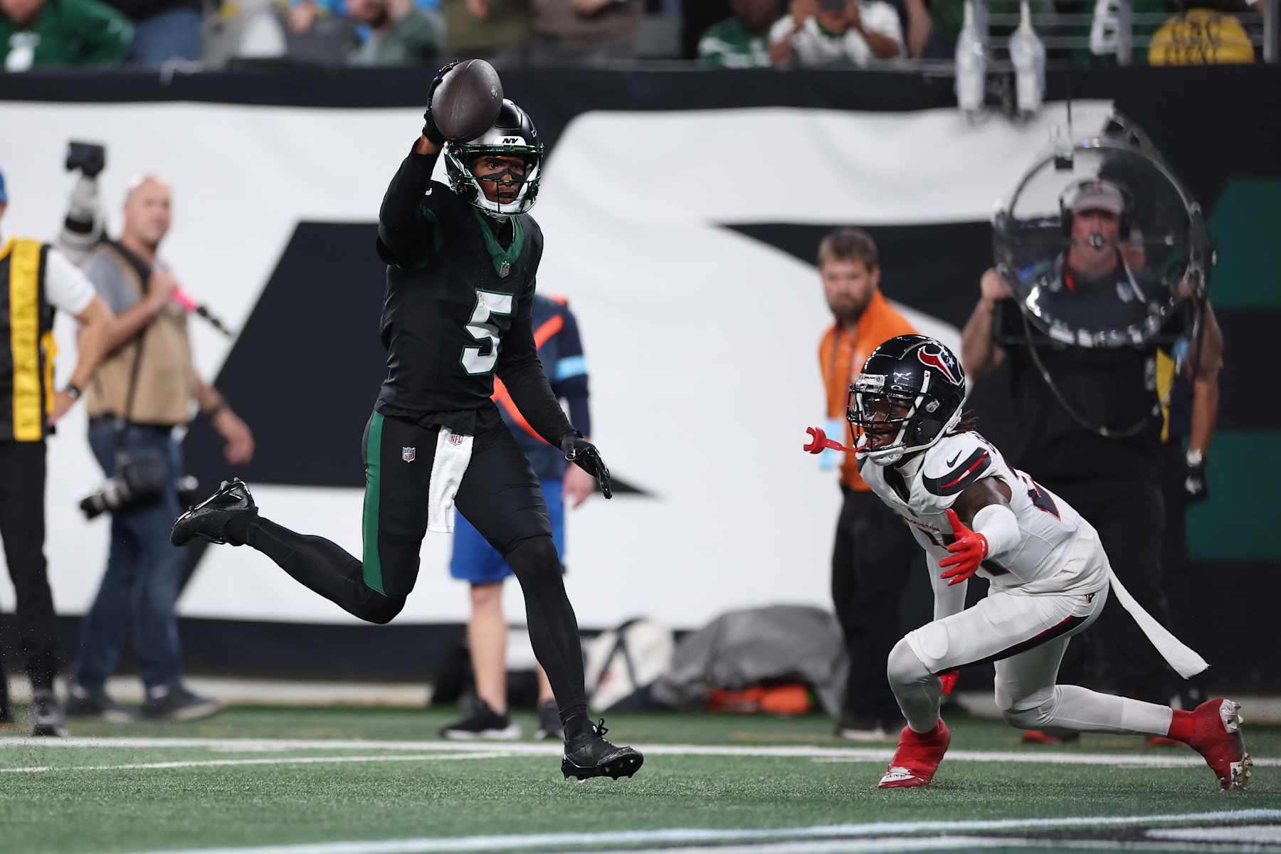 EAST RUTHERFORD, NEW JERSEY - OCTOBER 31: Garrett Wilson #5 of the New York Jets scores a touchdown against Calen Bullock #21 of the Houston Texans during the third quarter at MetLife Stadium on October 31, 2024 in East Rutherford, New Jersey. (Photo by Luke Hales/Getty Images)
