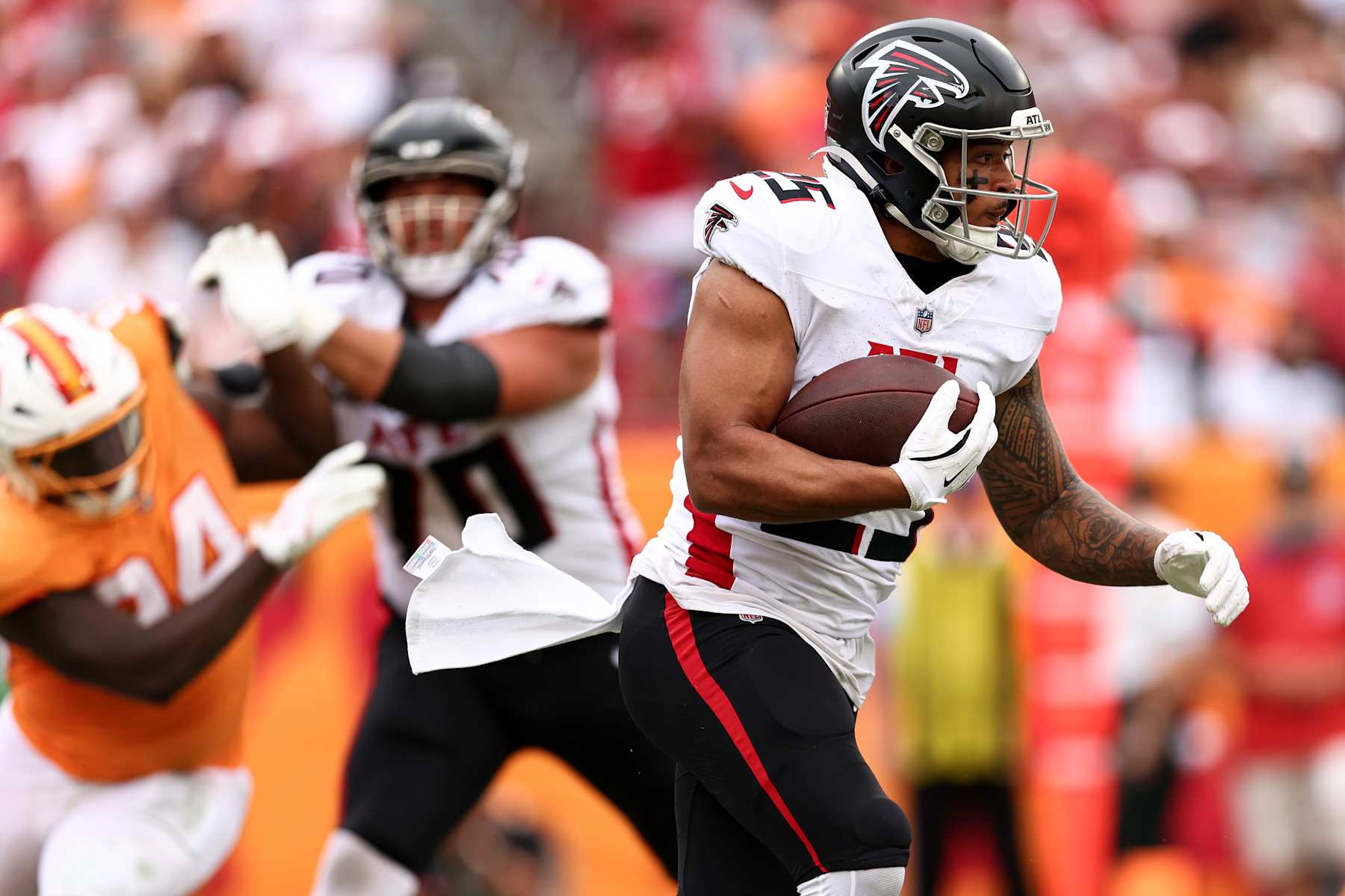 TAMPA, FLORIDA - OCTOBER 27: Atlanta Falcons running back Tyler Allgeier (25) carries the ball during the second half of an NFL football game against the Tampa Bay Buccaneers at Raymond James Stadium on October 27, 2024 in Tampa, Florida. (Photo by Kevin Sabitus/Getty Images)