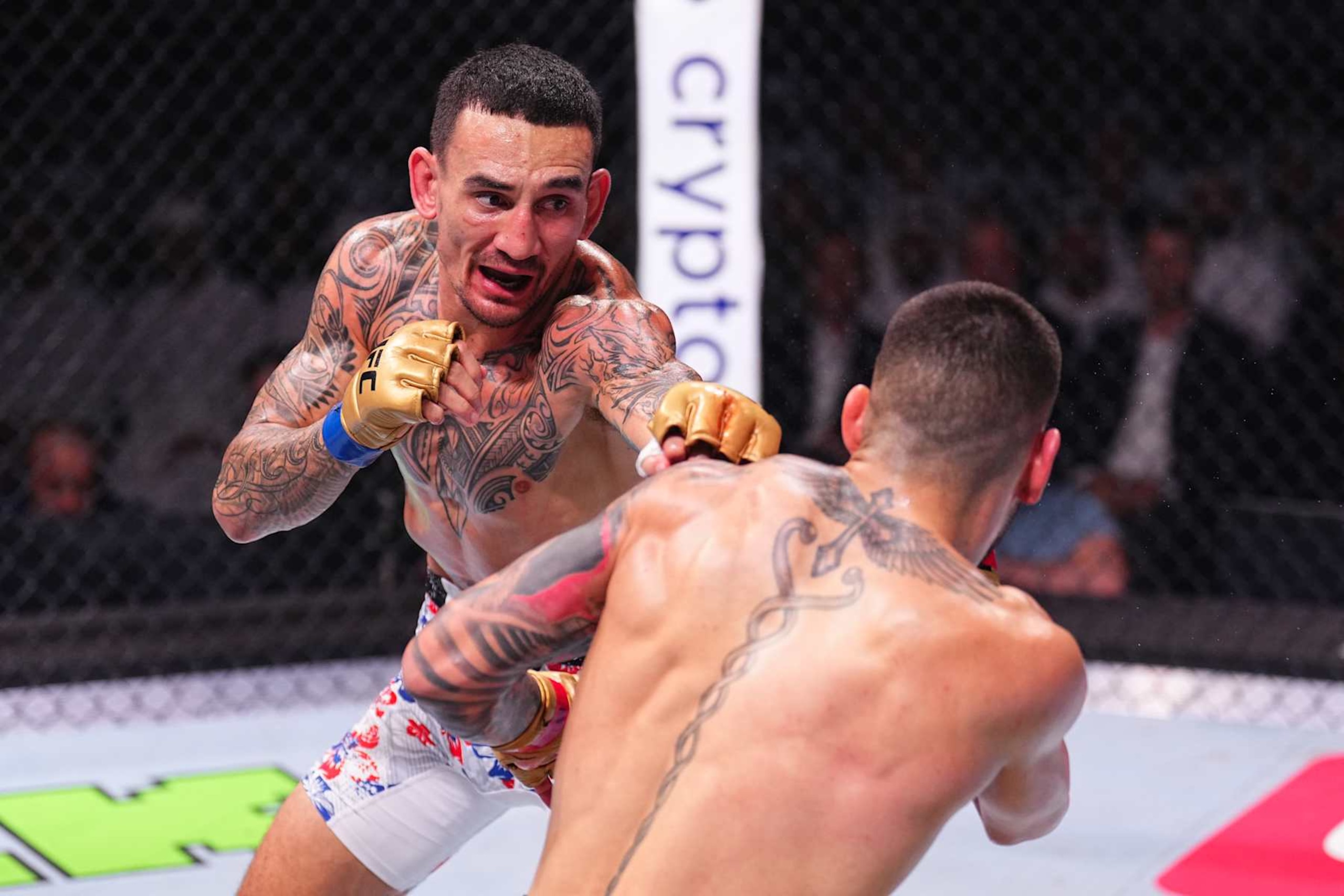 ABU DHABI, UNITED ARAB EMIRATES - OCTOBER 26: (L-R) Max Holloway punches Ilia Topuria of Spain in the UFC featherweight championship fight during the UFC 308 event at Etihad Arena on October 26, 2024 in Abu Dhabi, United Arab Emirates.  (Photo by Chris Unger/Zuffa LLC)