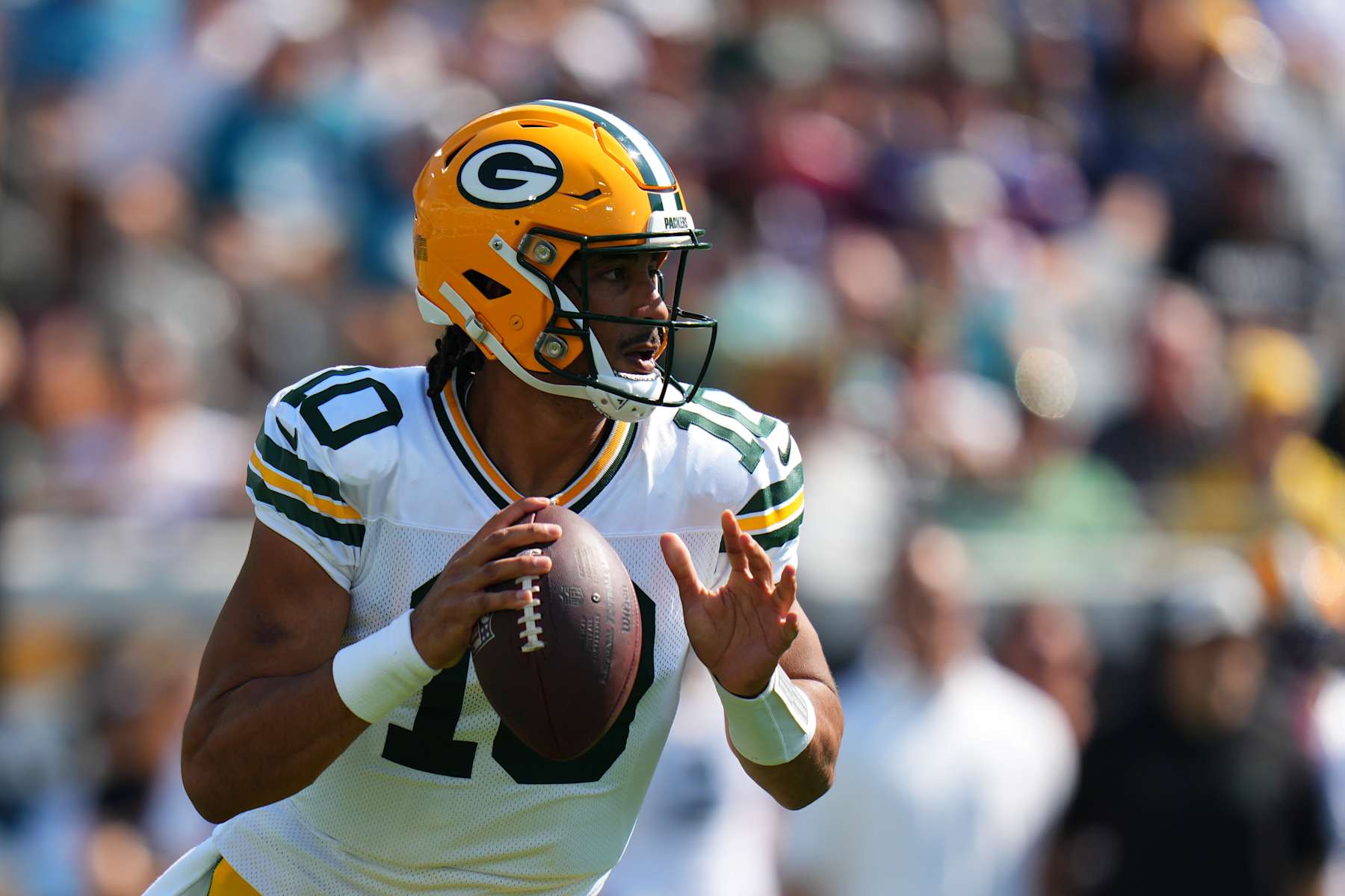 JACKSONVILLE, FLORIDA - OCTOBER 27: Jordan Love #10 of the Green Bay Packers looks to throw a pass against the Jacksonville Jaguars /d1h at EverBank Stadium on October 27, 2024 in Jacksonville, Florida. (Photo by Rich Storry/Getty Images)