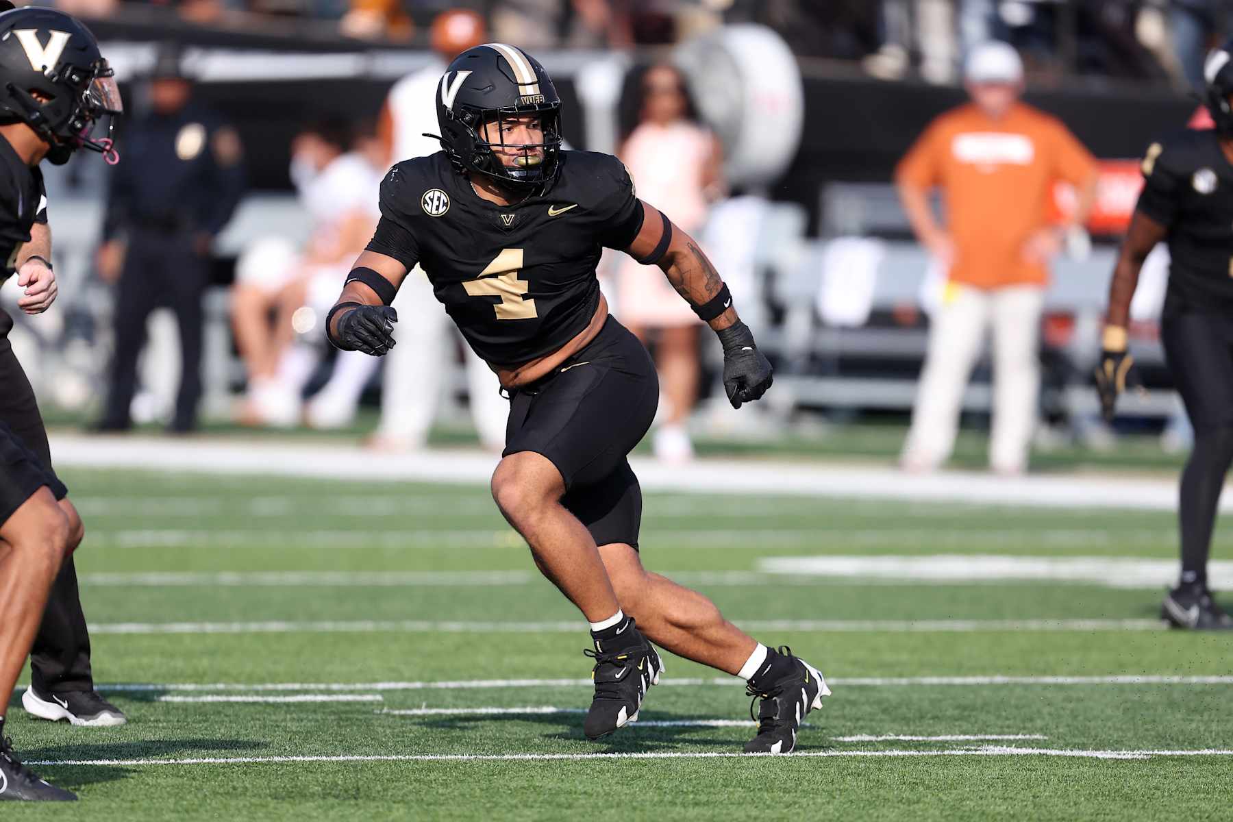 NASHVILLE, TN - OCTOBER 26: Vanderbilt Commodores linebacker Bryan Longwell (4) during the game between the Vanderbilt Commodores and the Texas Longhorns on October 26, 2024 at FirstbBank Stadium in Nashville, Tennessee.  (Photo by Michael Wade/Icon Sportswire via Getty Images)